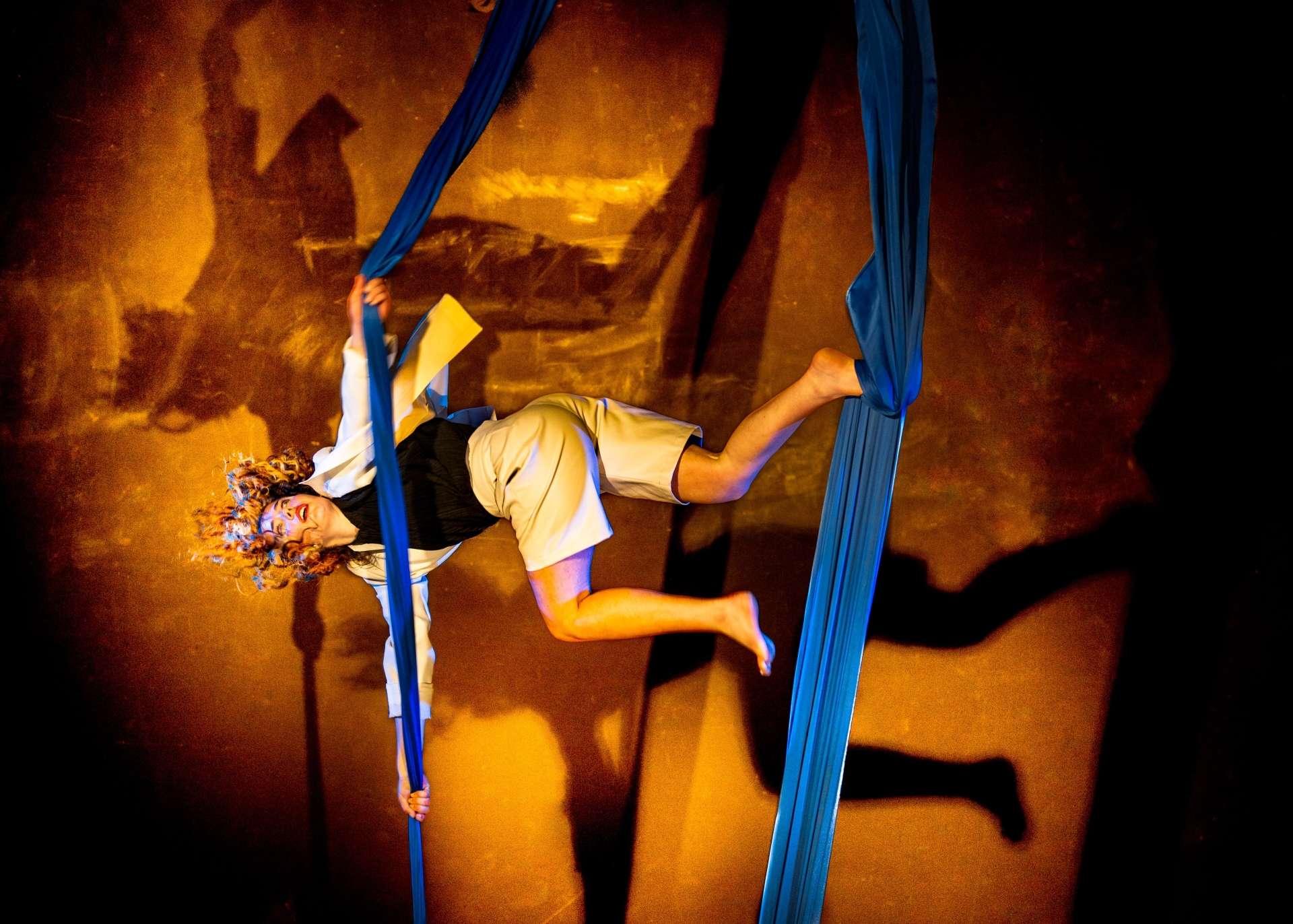 Une artiste sur un tissu