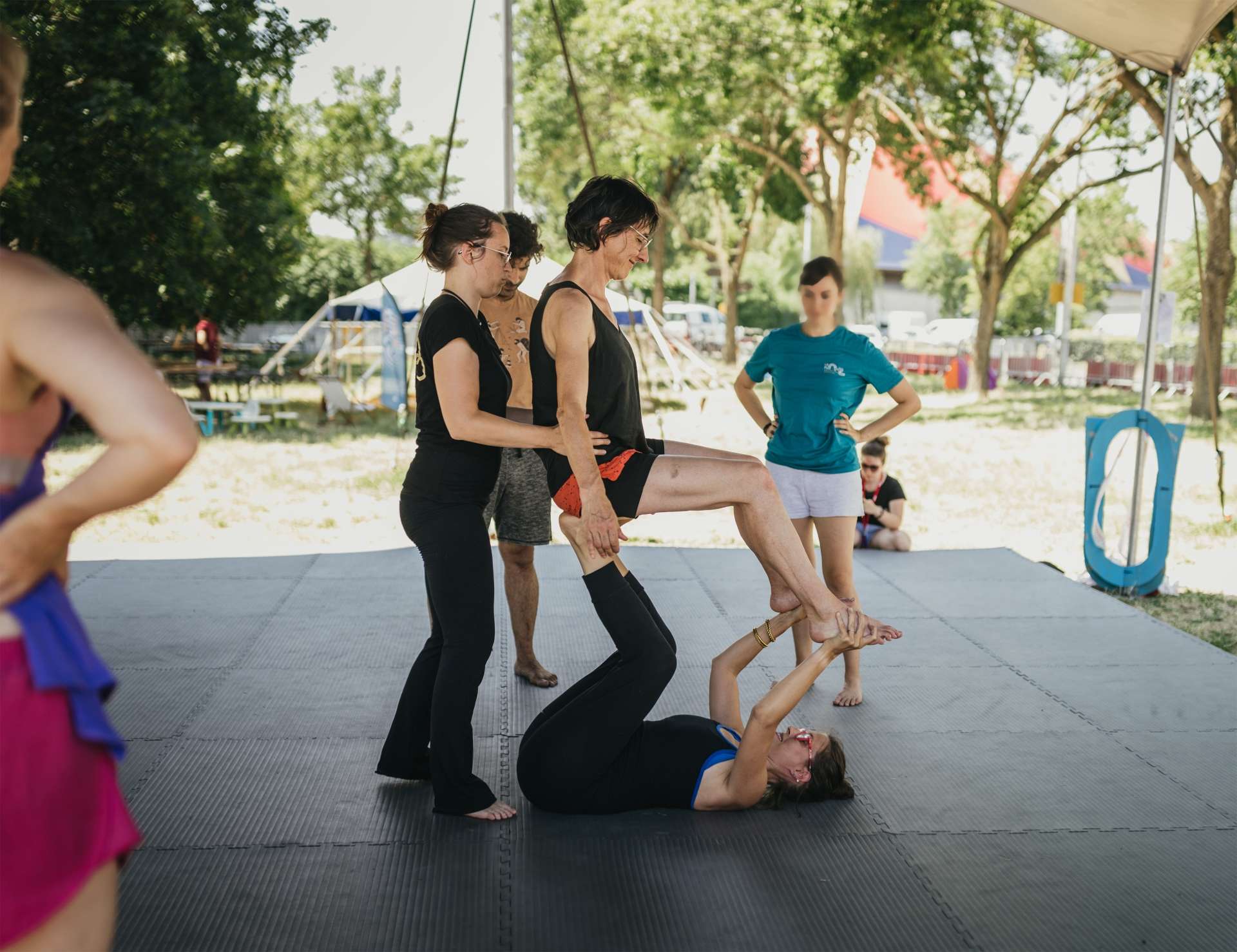 Deux personnes réalisent une posture d'acroyoga