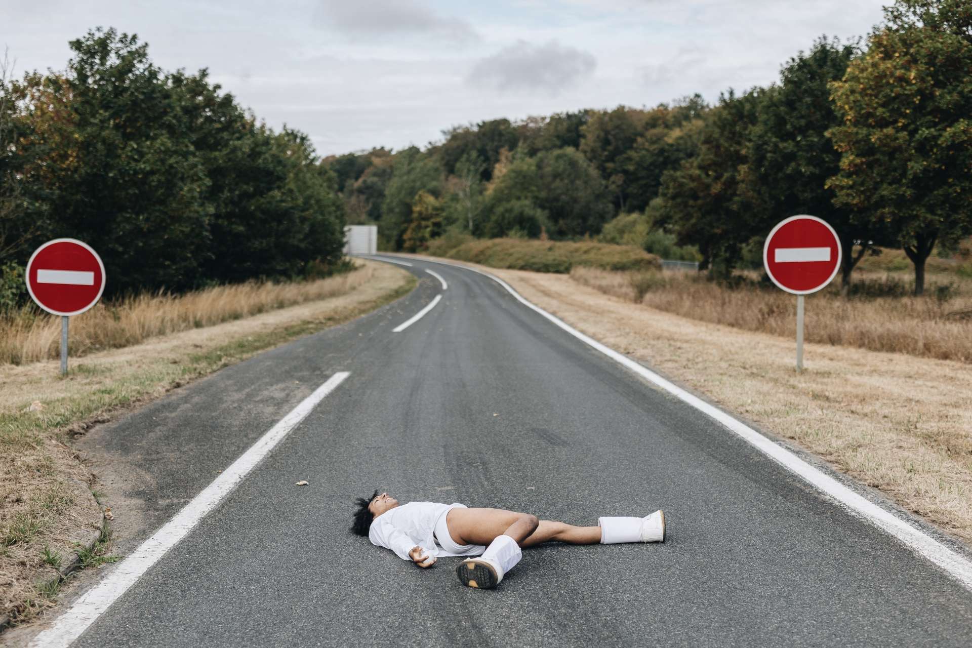 Guillaume Martinet allongé sur une route