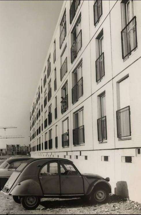 Une voiture stationnée devant un immeuble des Sablons dans les années 60