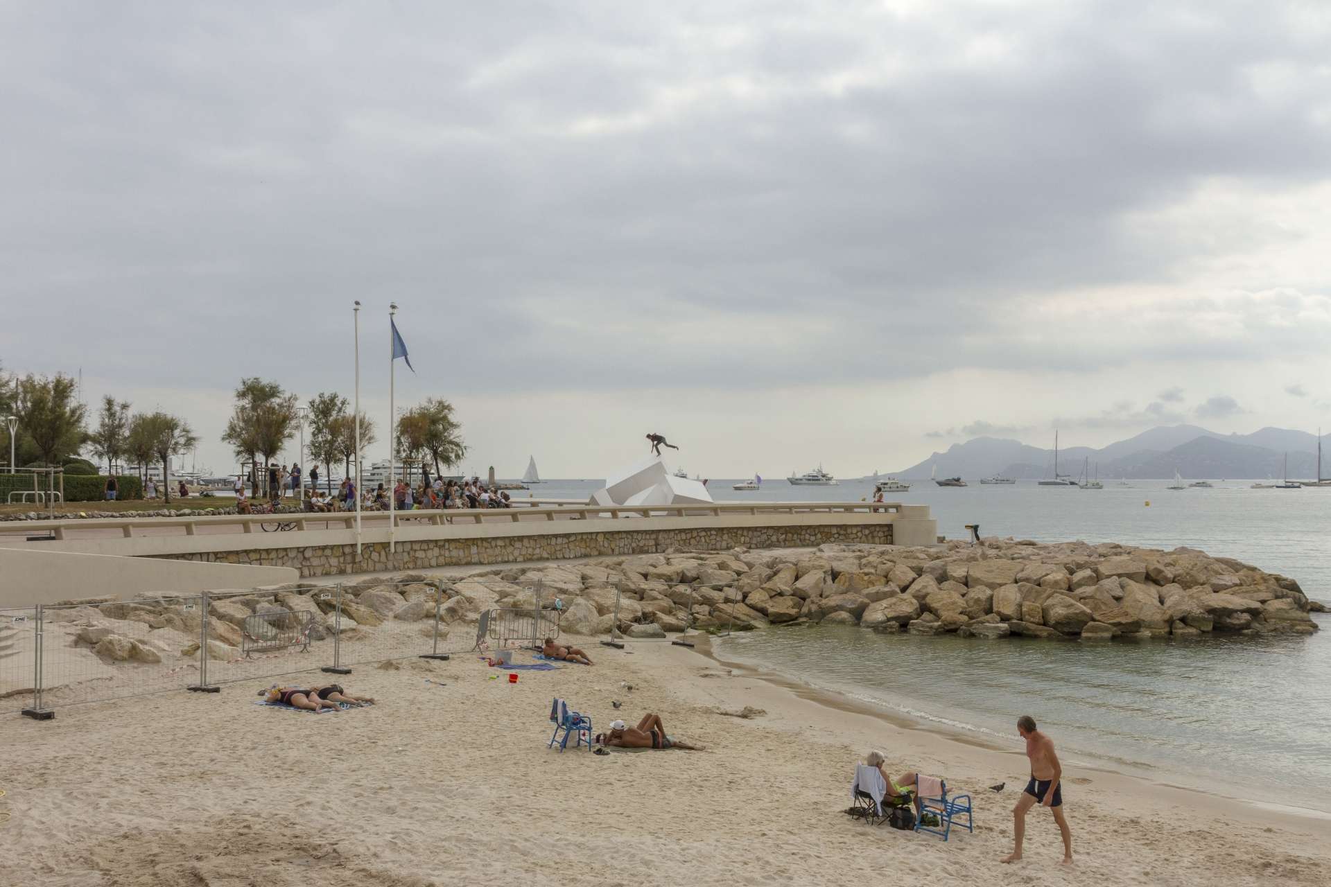 Un artiste sur une plage