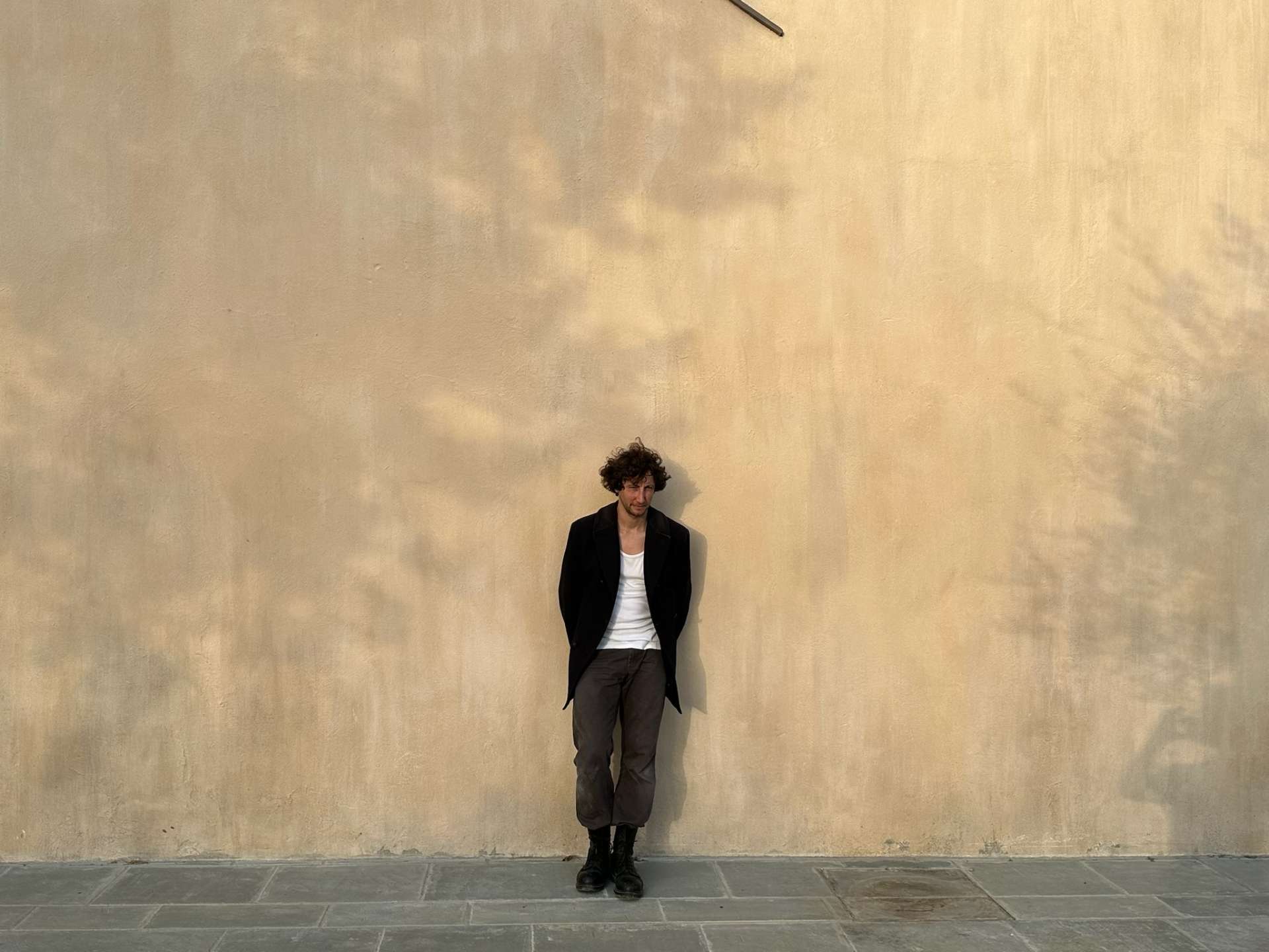 Un portrait de Jean-Baptiste André devant un mur