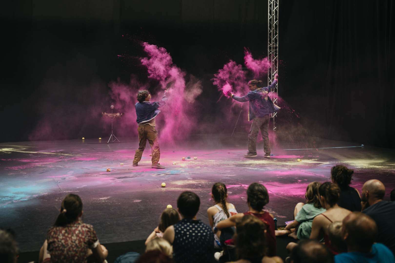 Deux jongleurs dans une bataille de couleurs.jpg