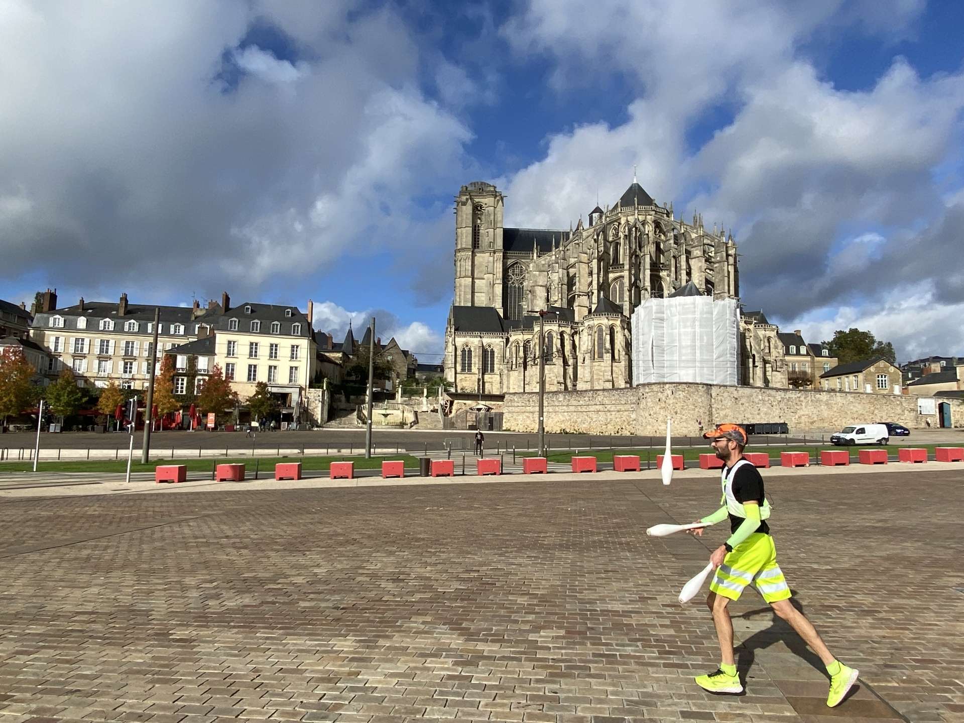 Le jongleur court devant la cathédrale du Mans