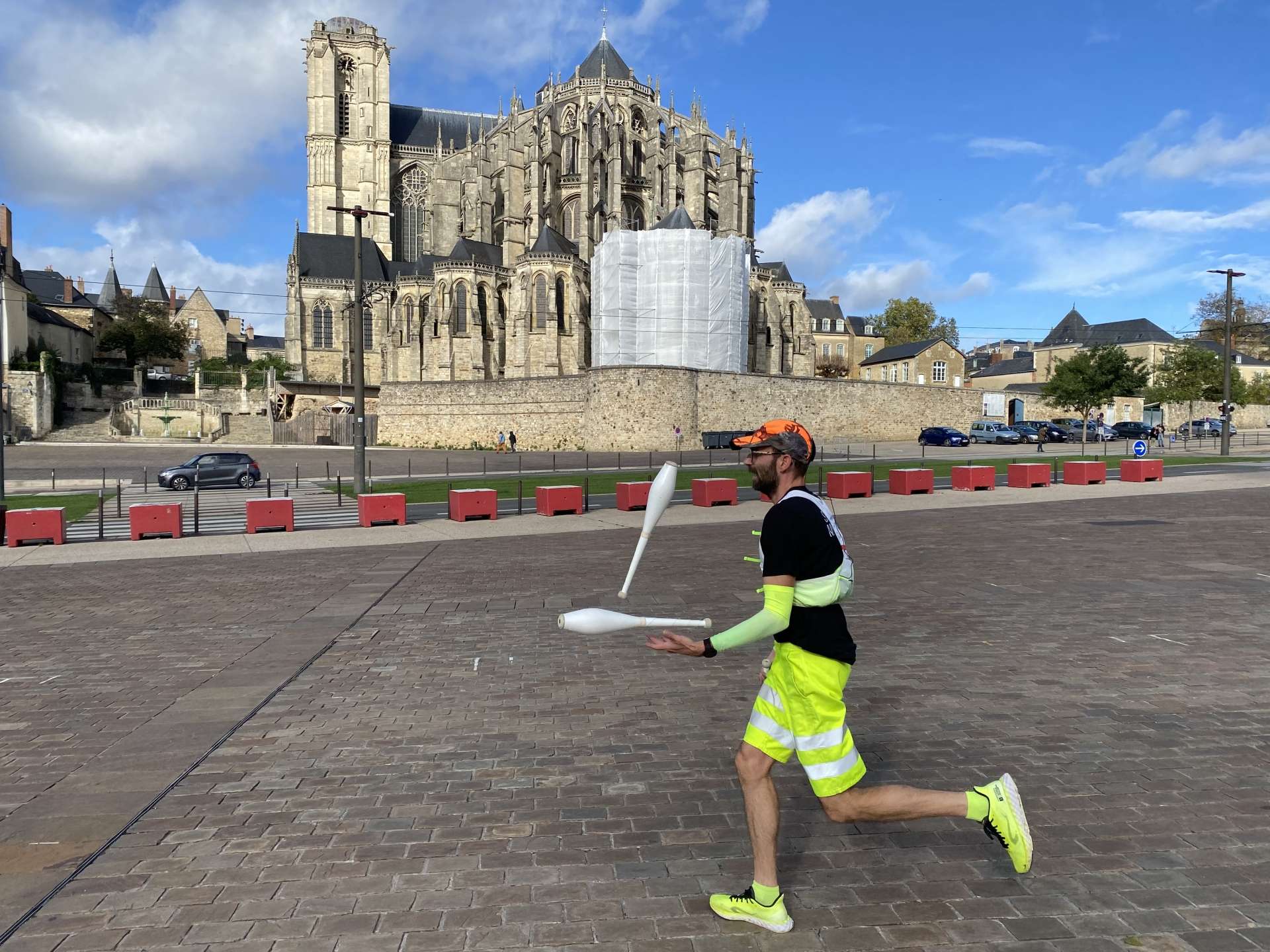 Le jongleur court devant la cathédrale du Mans