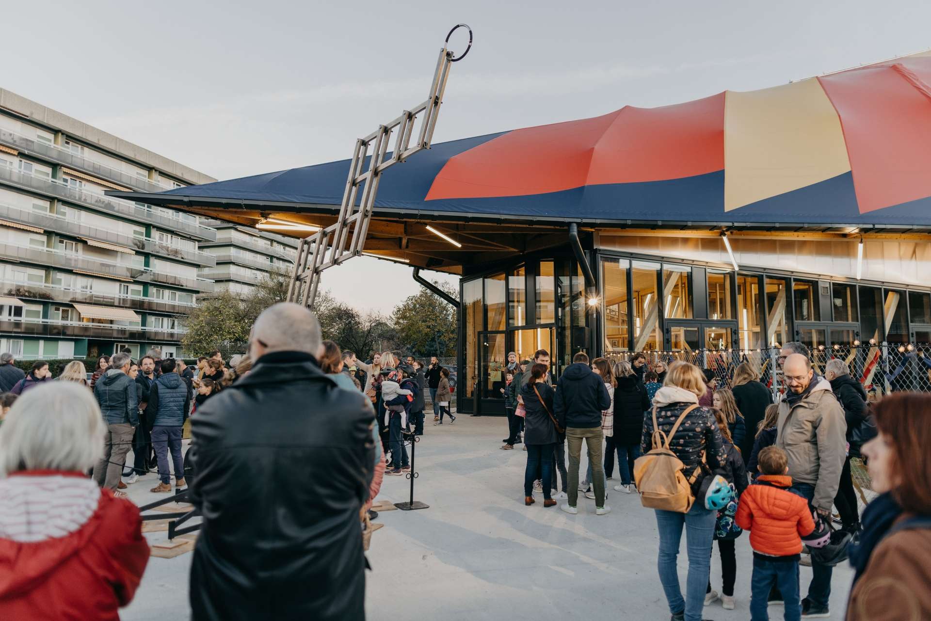 Le public à l'ouverture du chapiteau