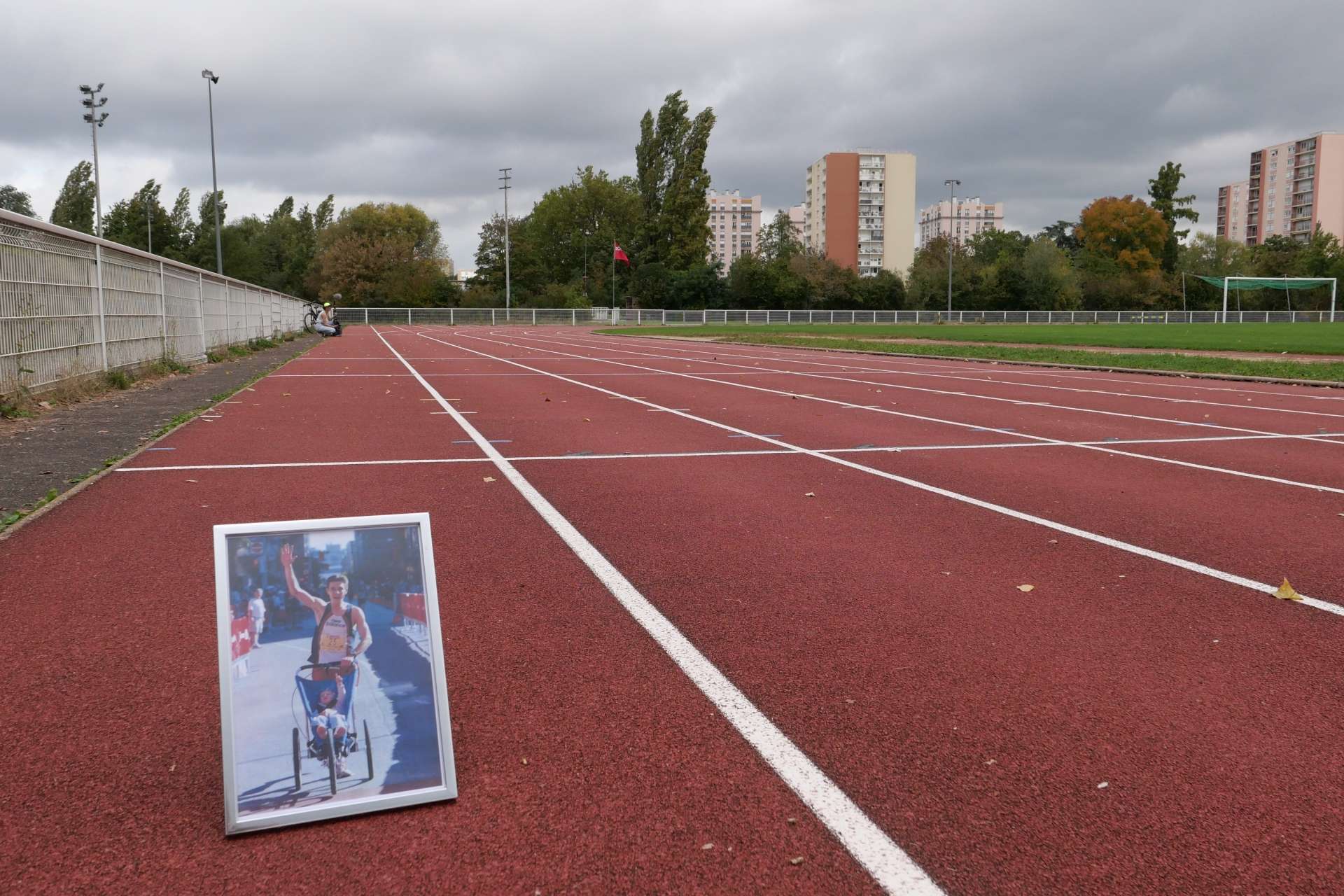 Un cadre photo posé sur la piste d'athlétisme