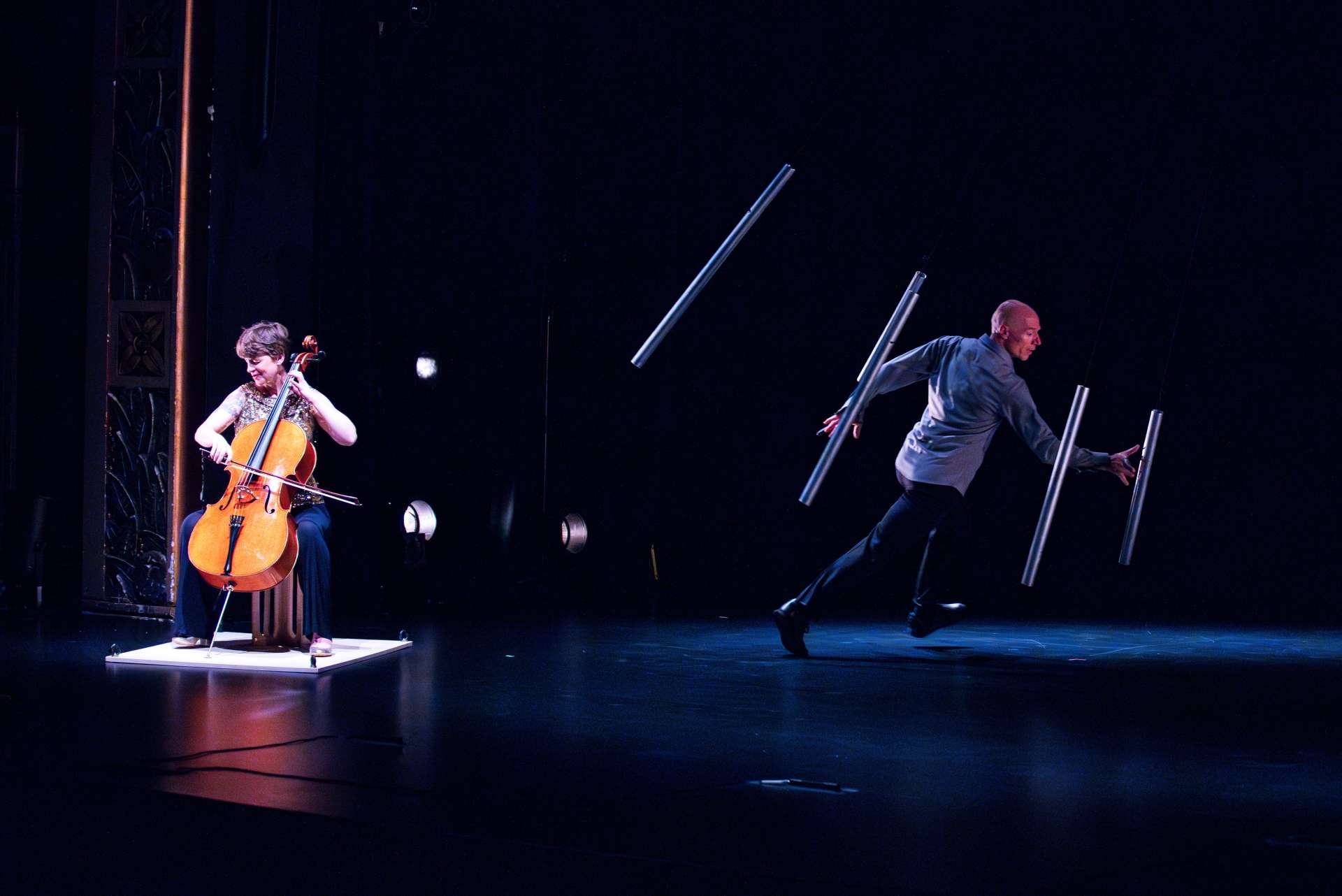 La violoncelliste et l'acrobate sur scène