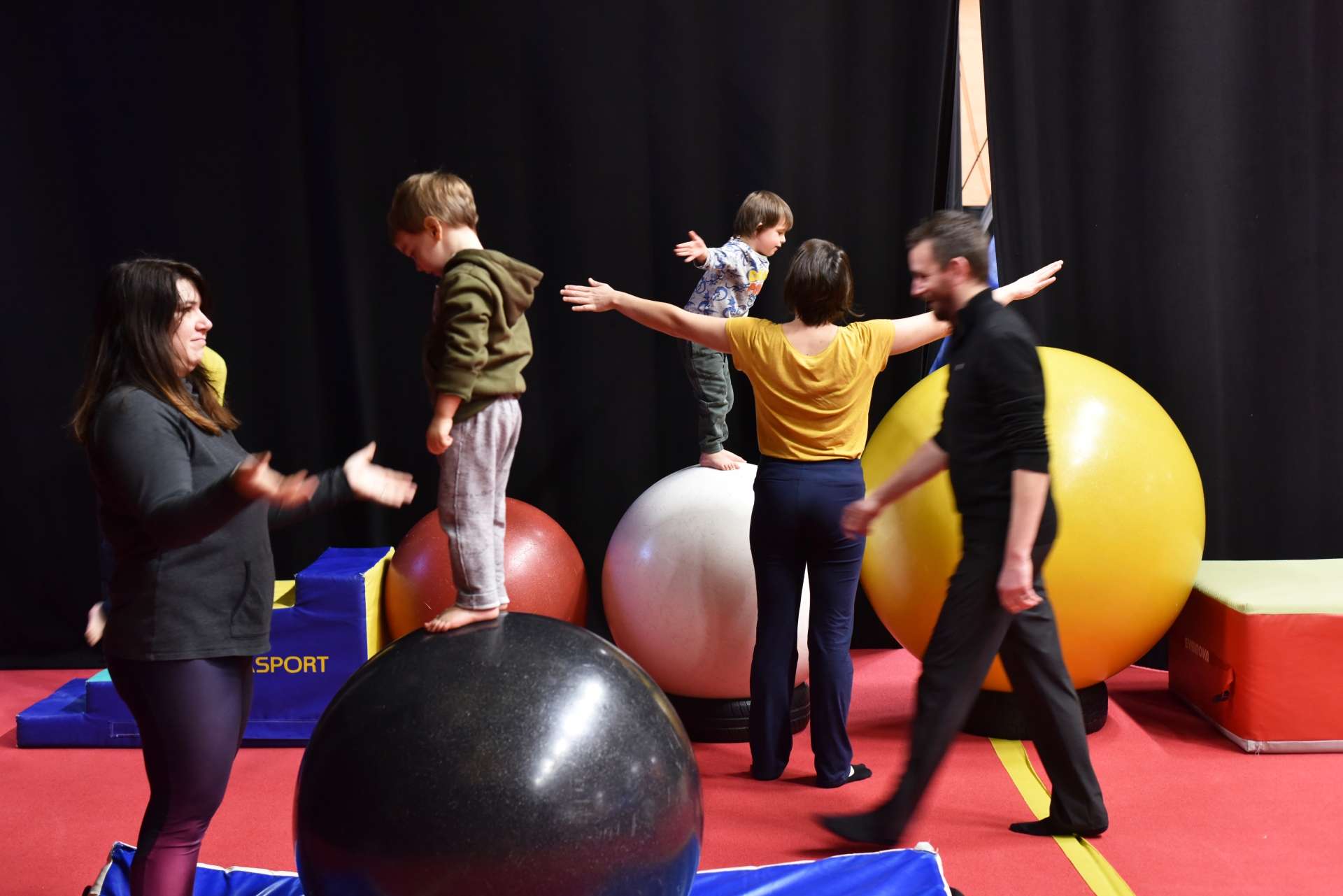 Un cours de cirque avec parents et enfants