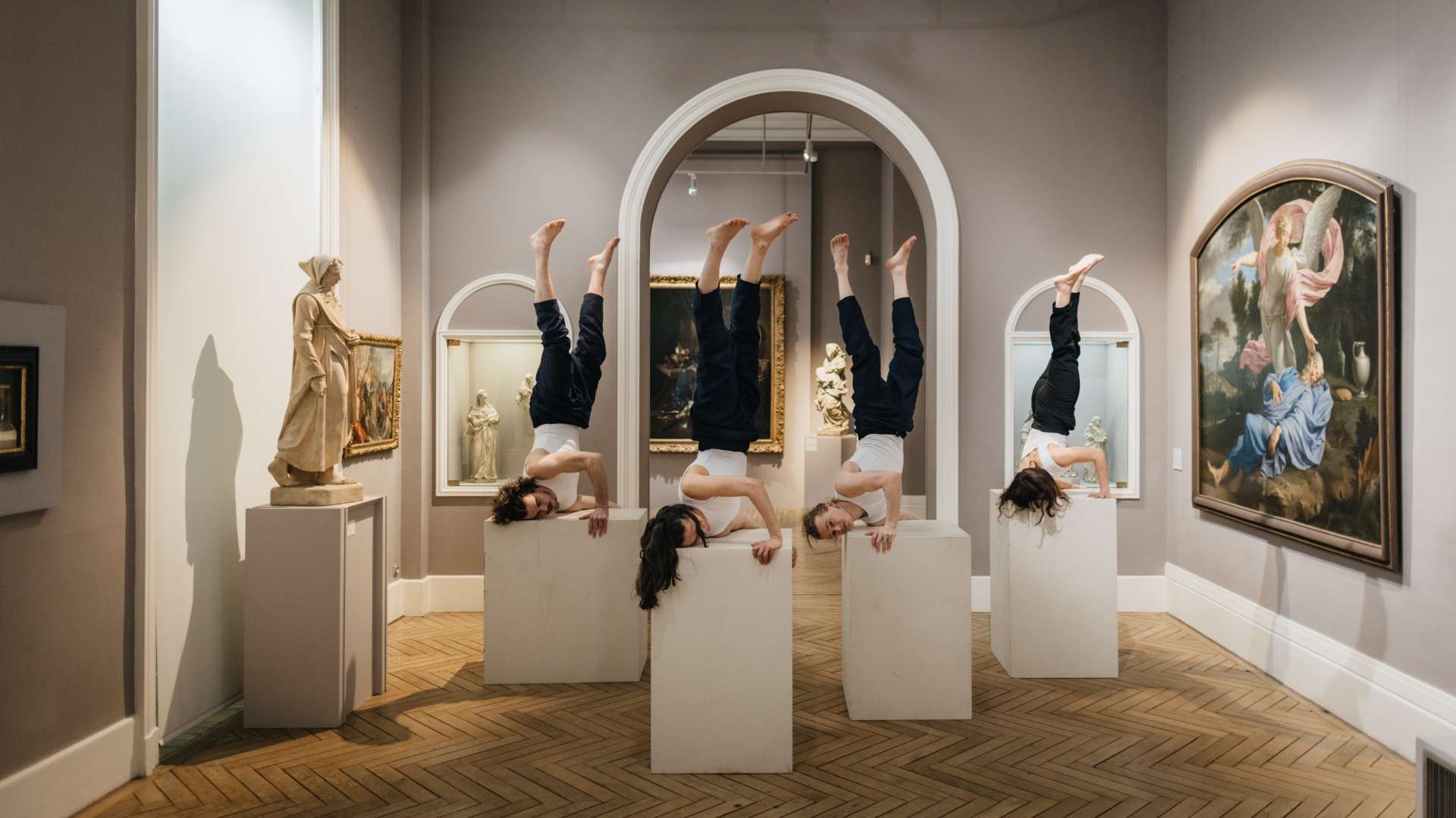 Les artistes sont en équilibre sur des podiums dans un musée