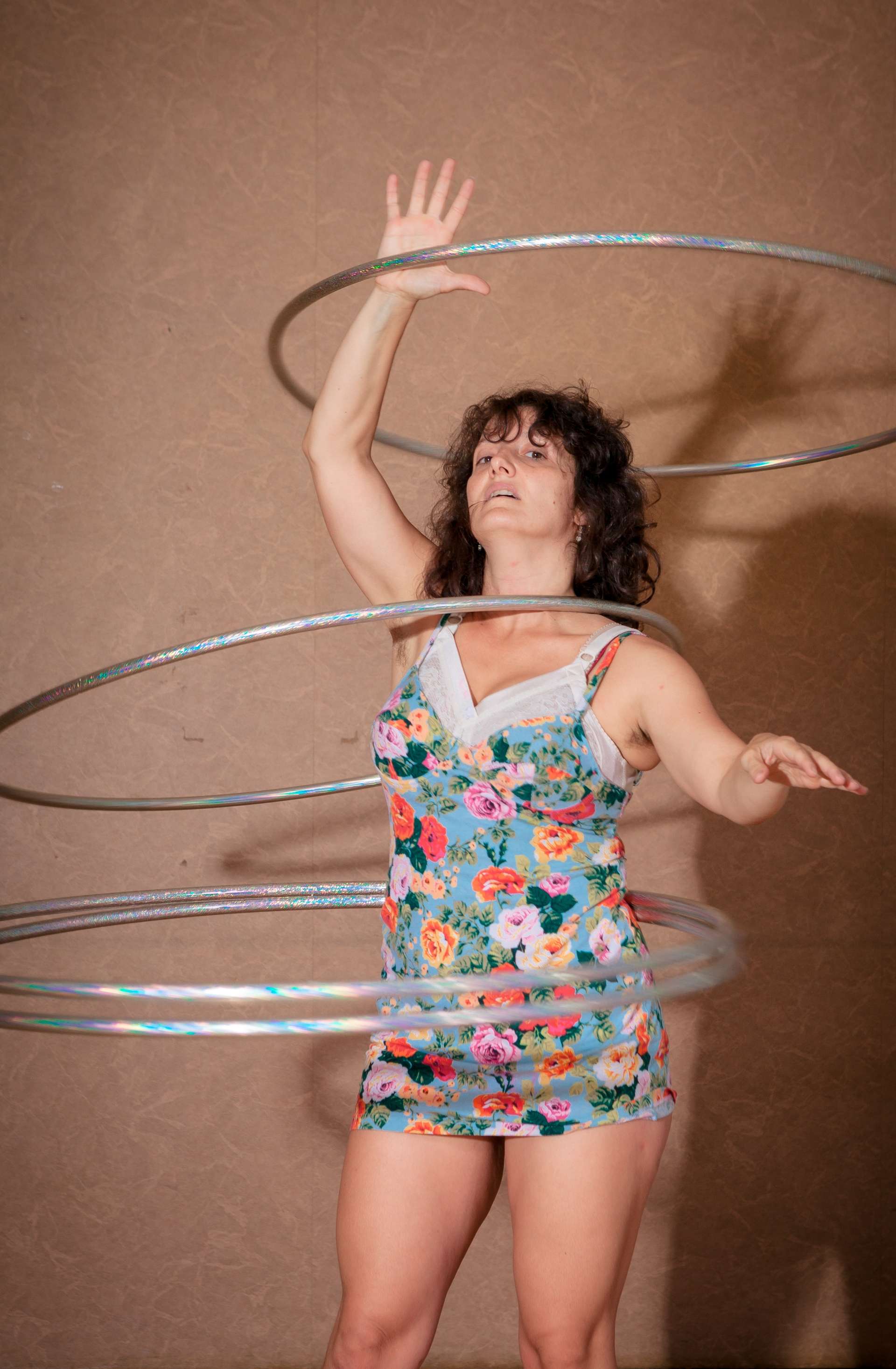 L'artiste Pauline Dau fait du hula-hoop