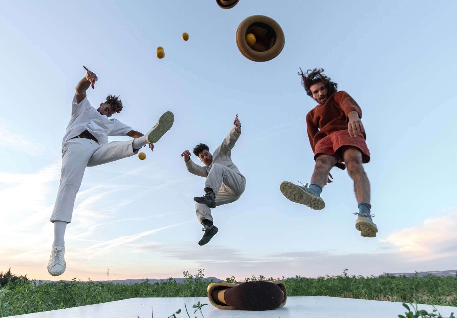 Trois artistes sautent en l'air