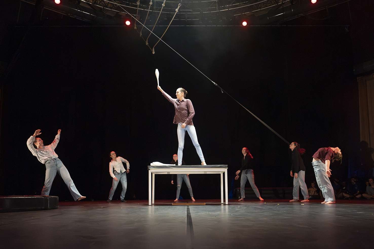 Une élève jongle debout sur une table