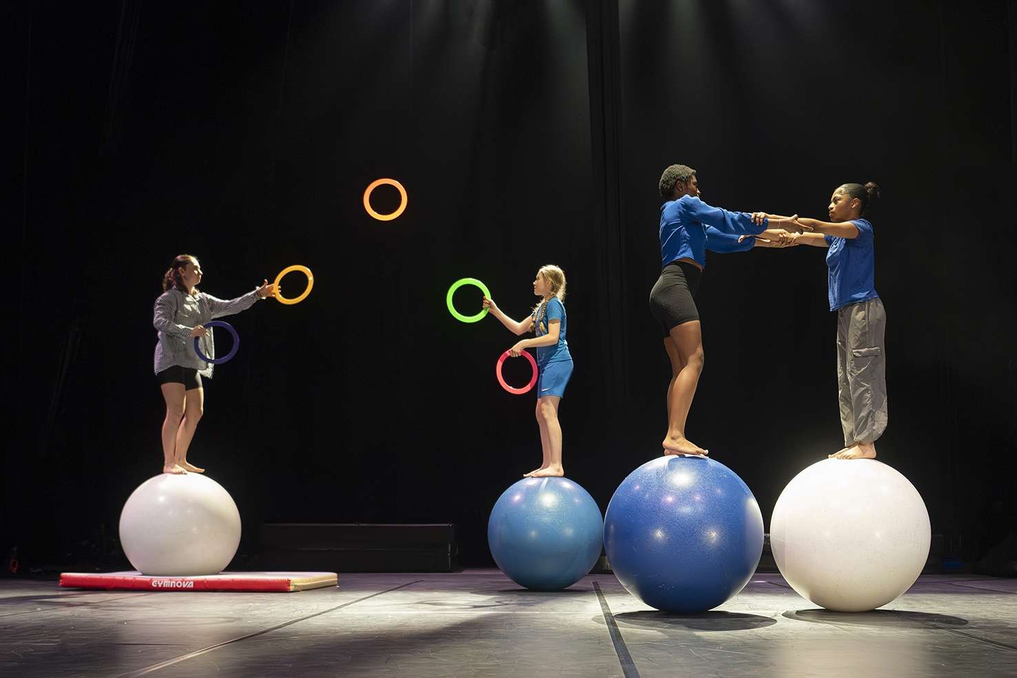 Des élèves jonglent sur des boules d'équilibe