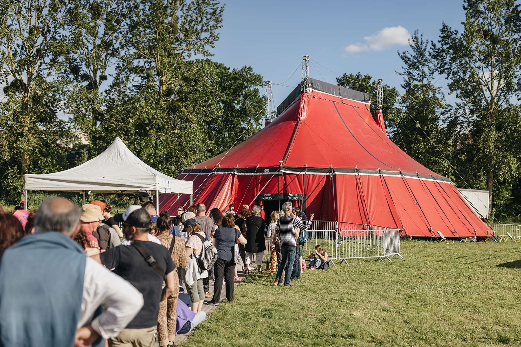 Le public attend devant un chapiteau