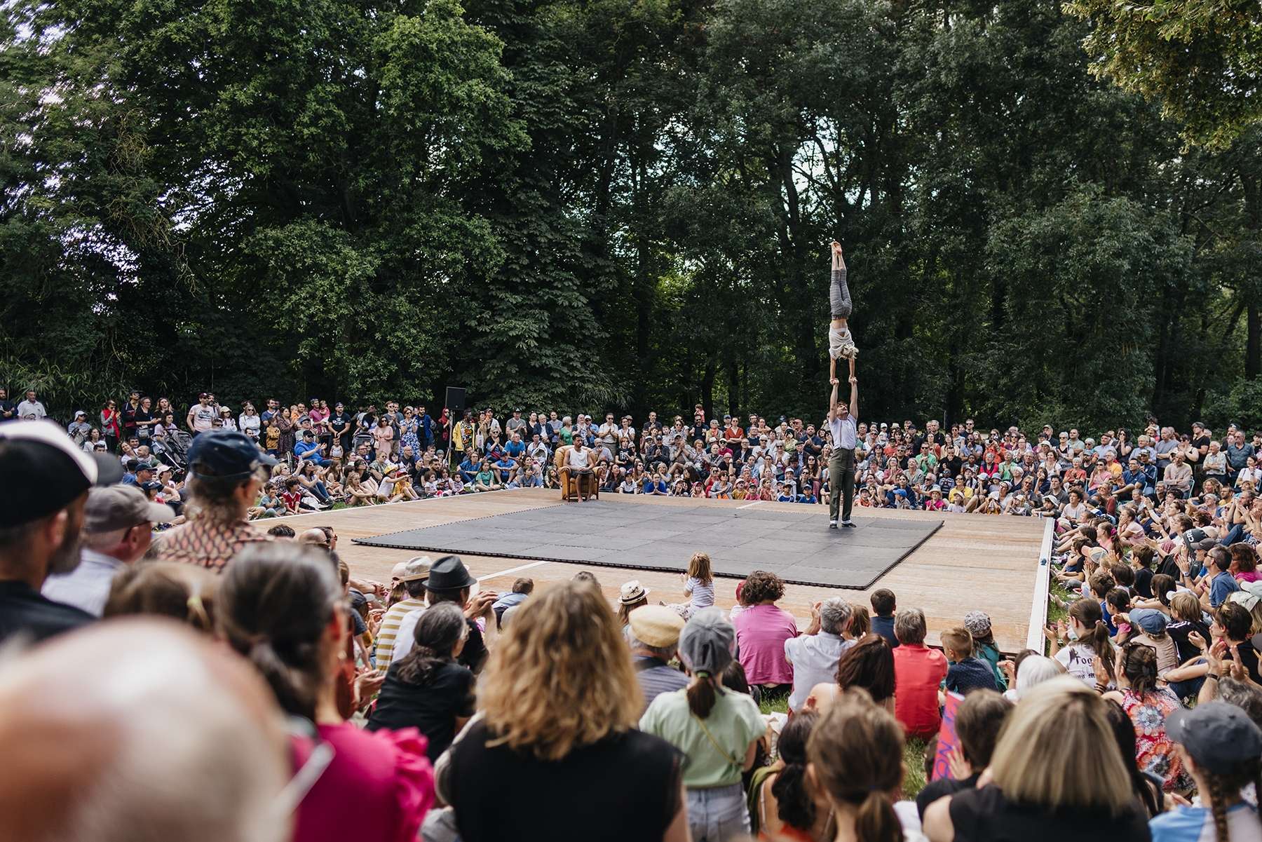 Deux artistes réalisent un porté acrobatique