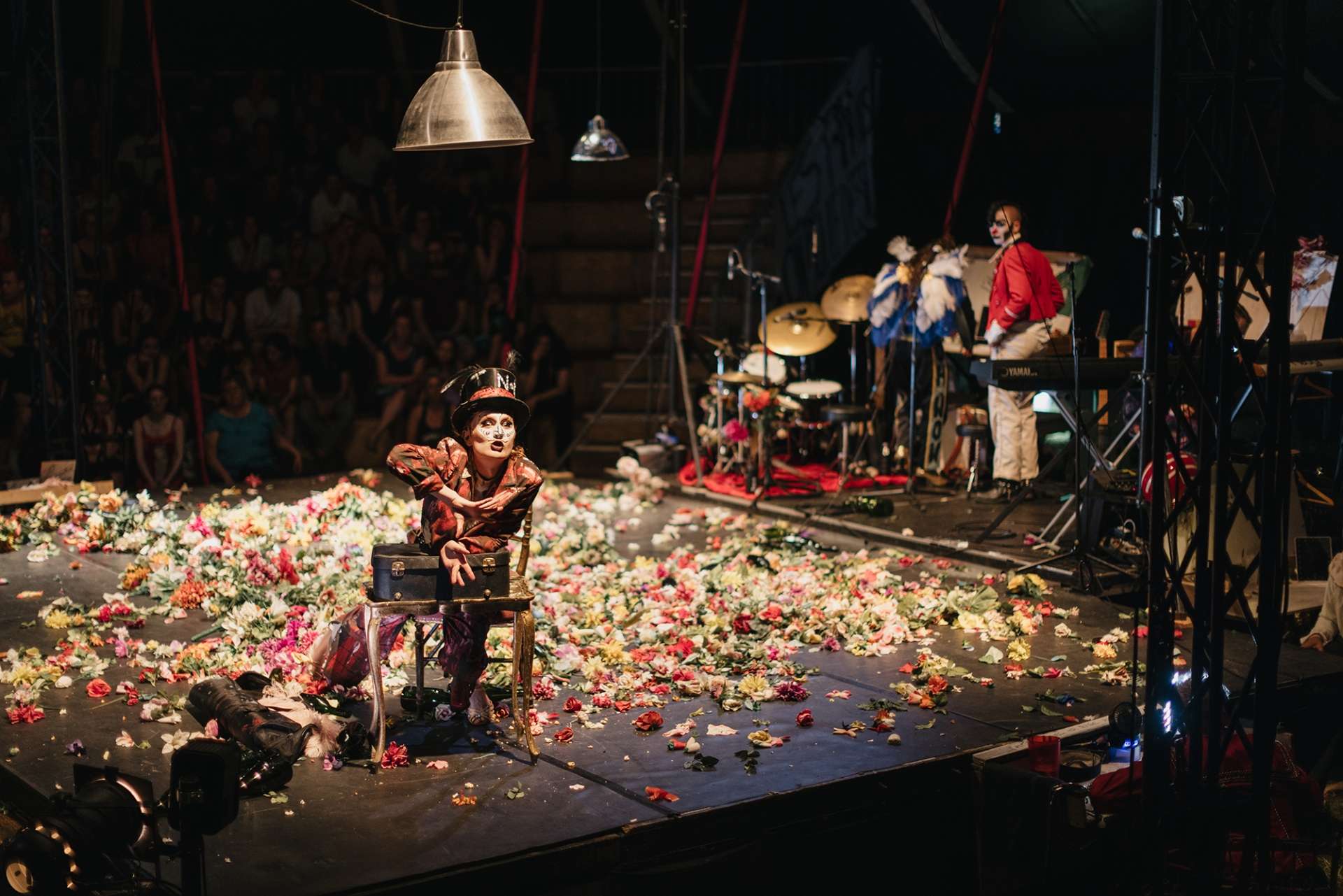 Une artiste s'adresse au public au début du spectacle