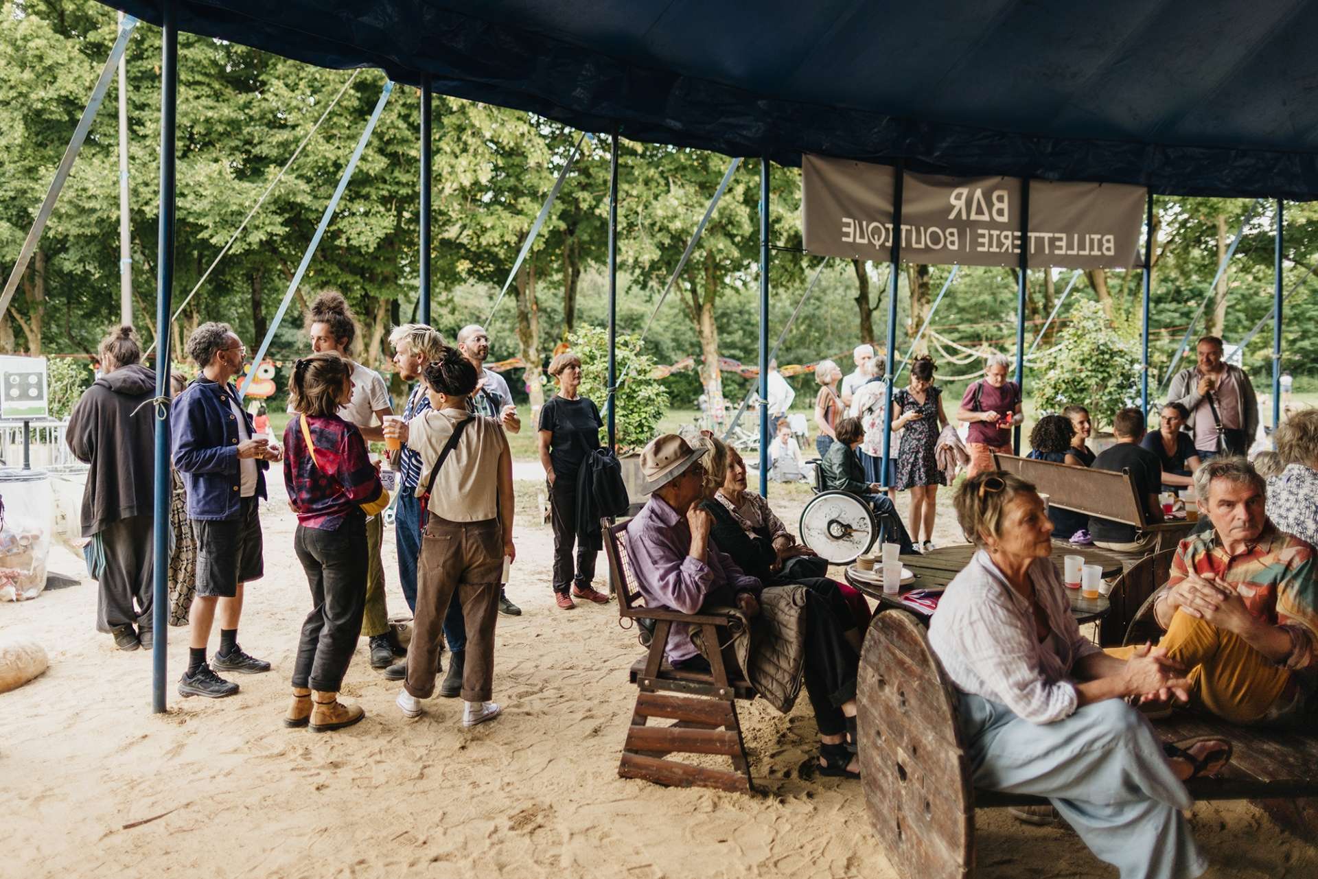 Le public au chapiteau bar du festival