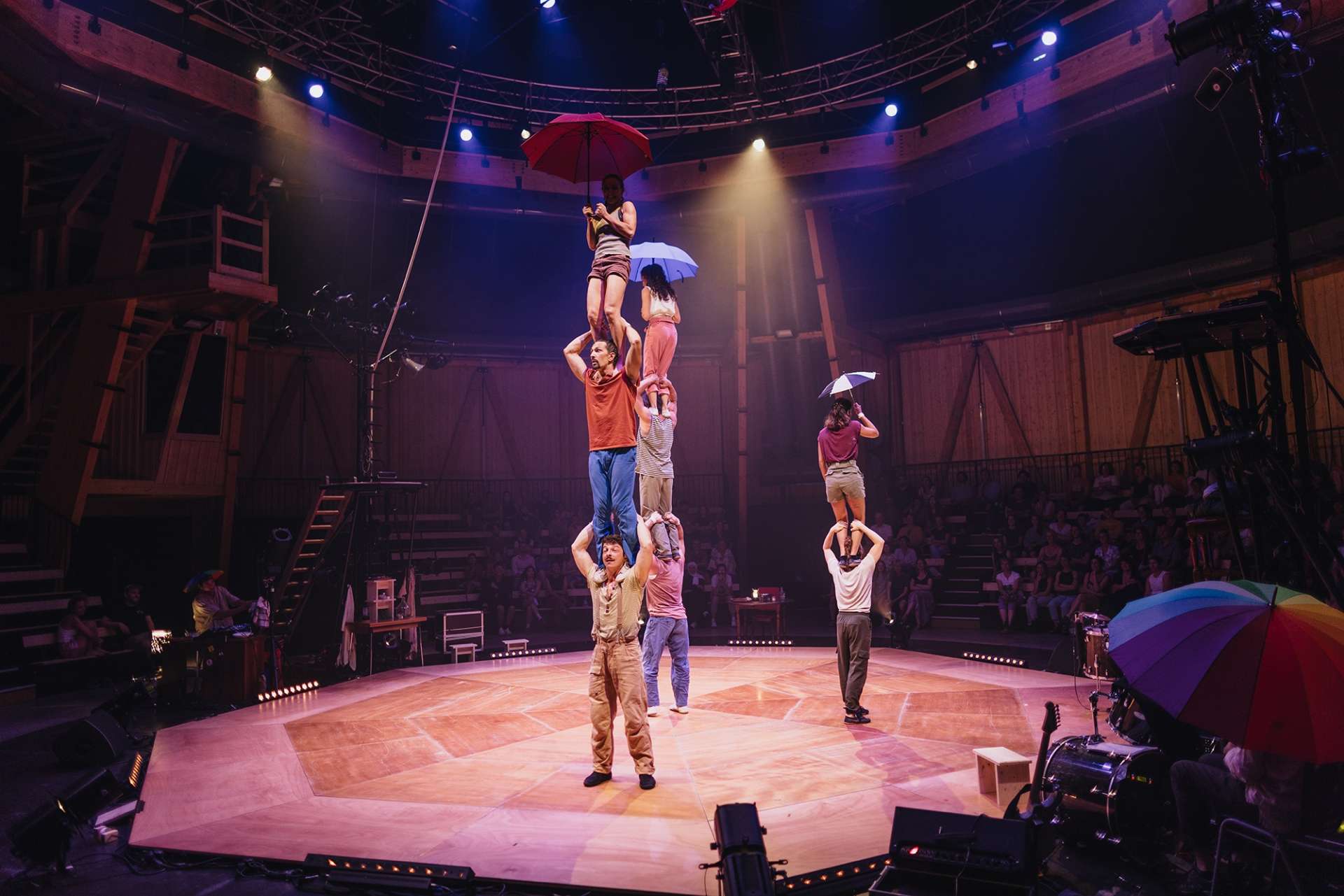 Des acrobates effectuent des colonnes à trois