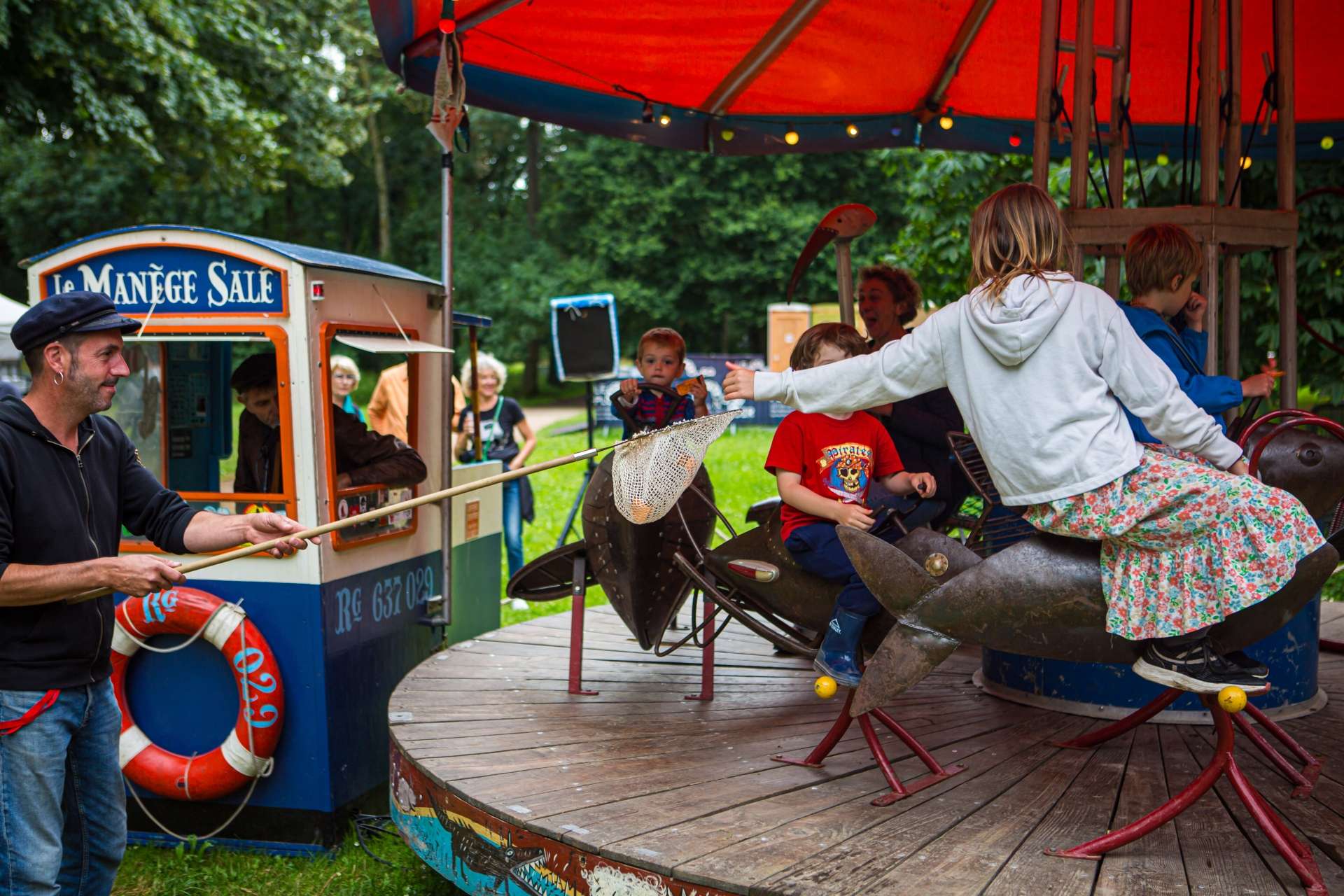 Des enfants font un tour de manège