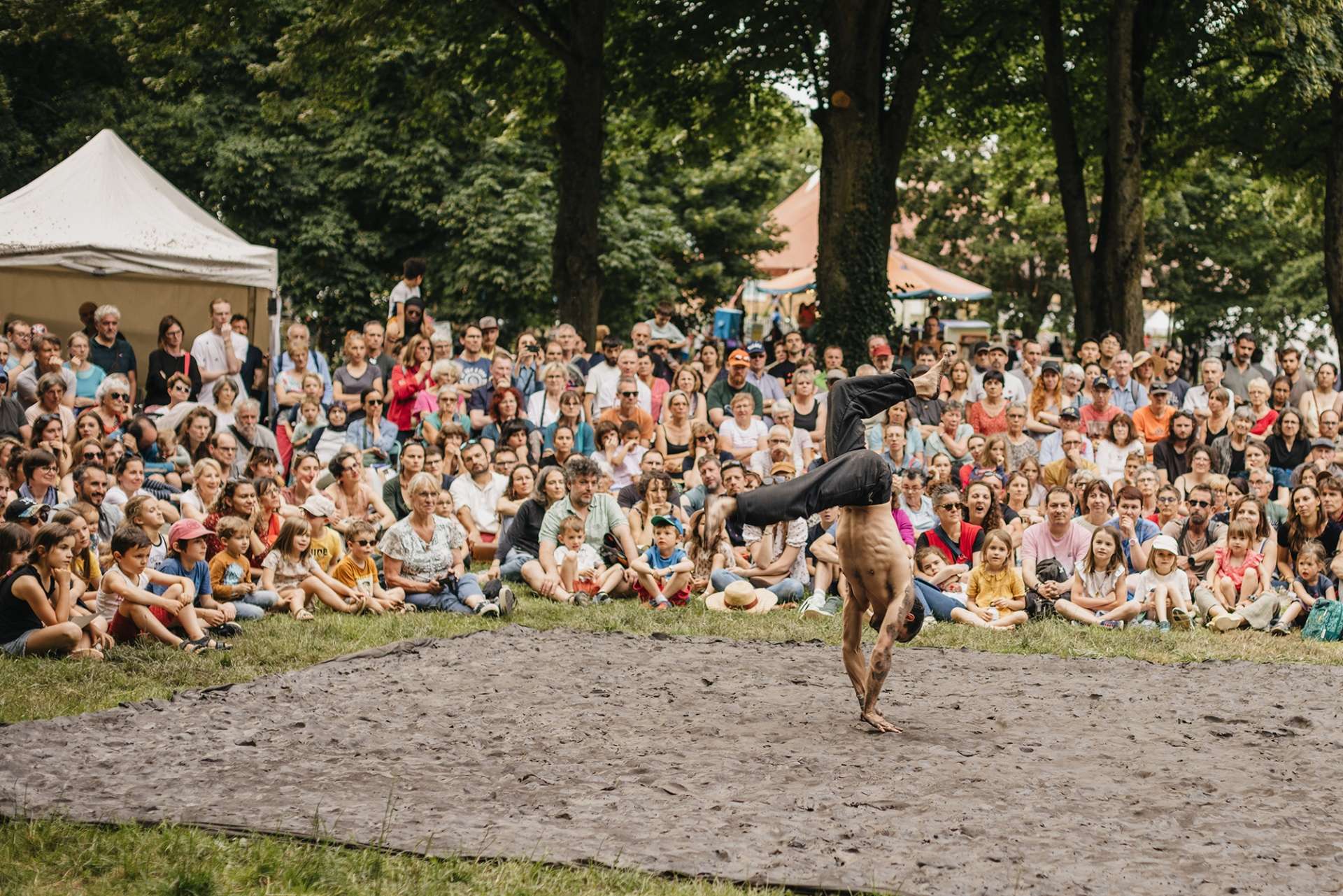 Un acrobate évolue sur un sol en glaise