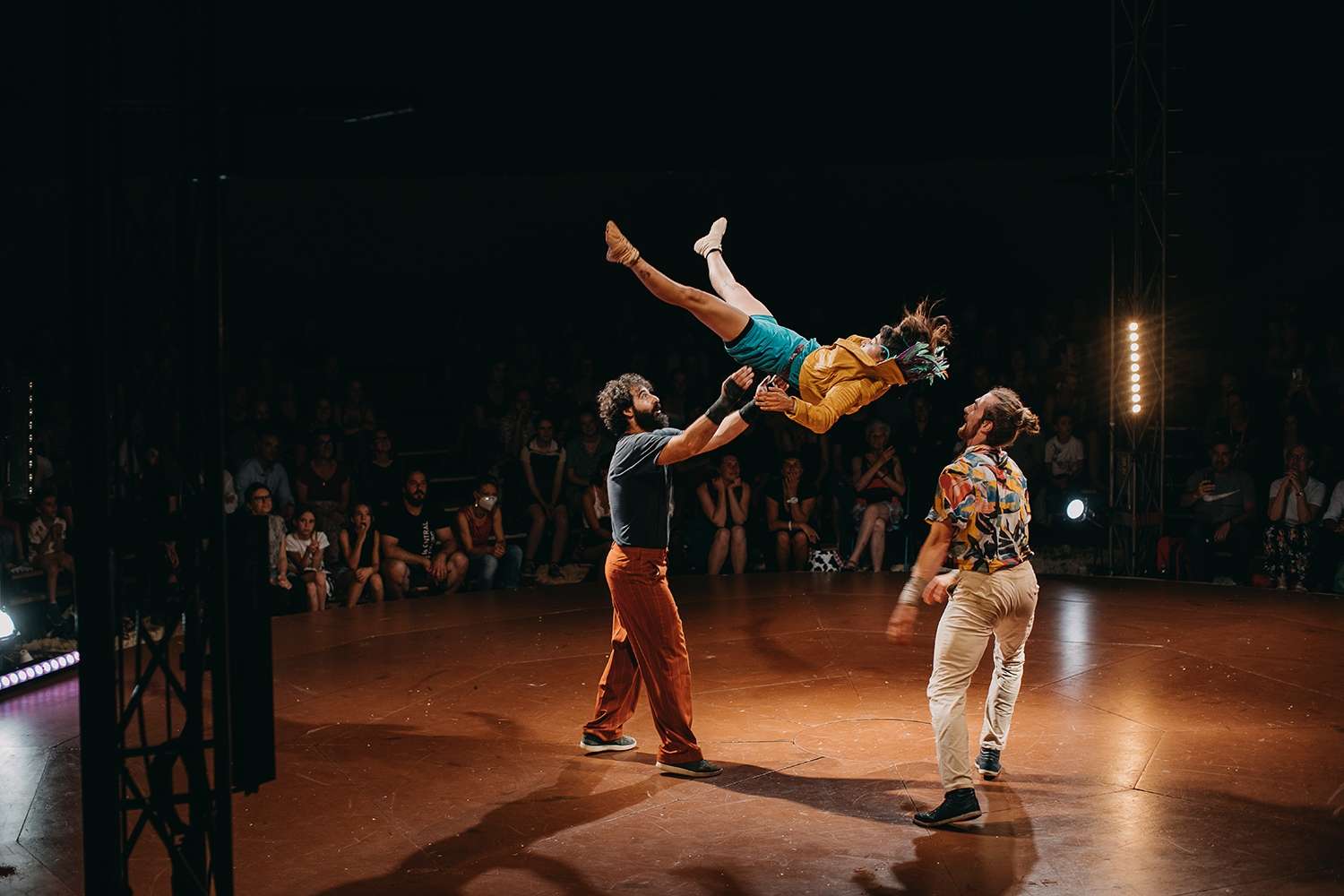 Trois artistes réalisent un porté acrobatique