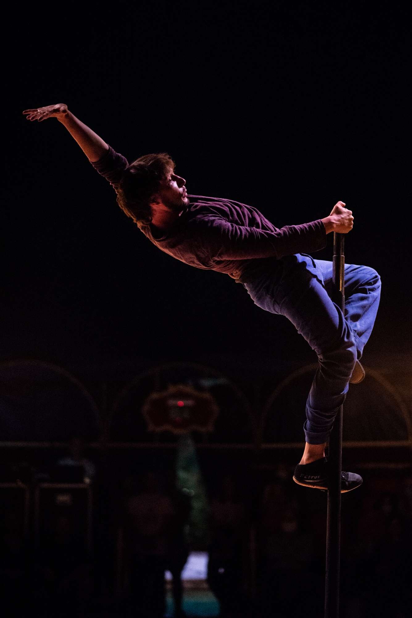 un homme acrobate sur un mât