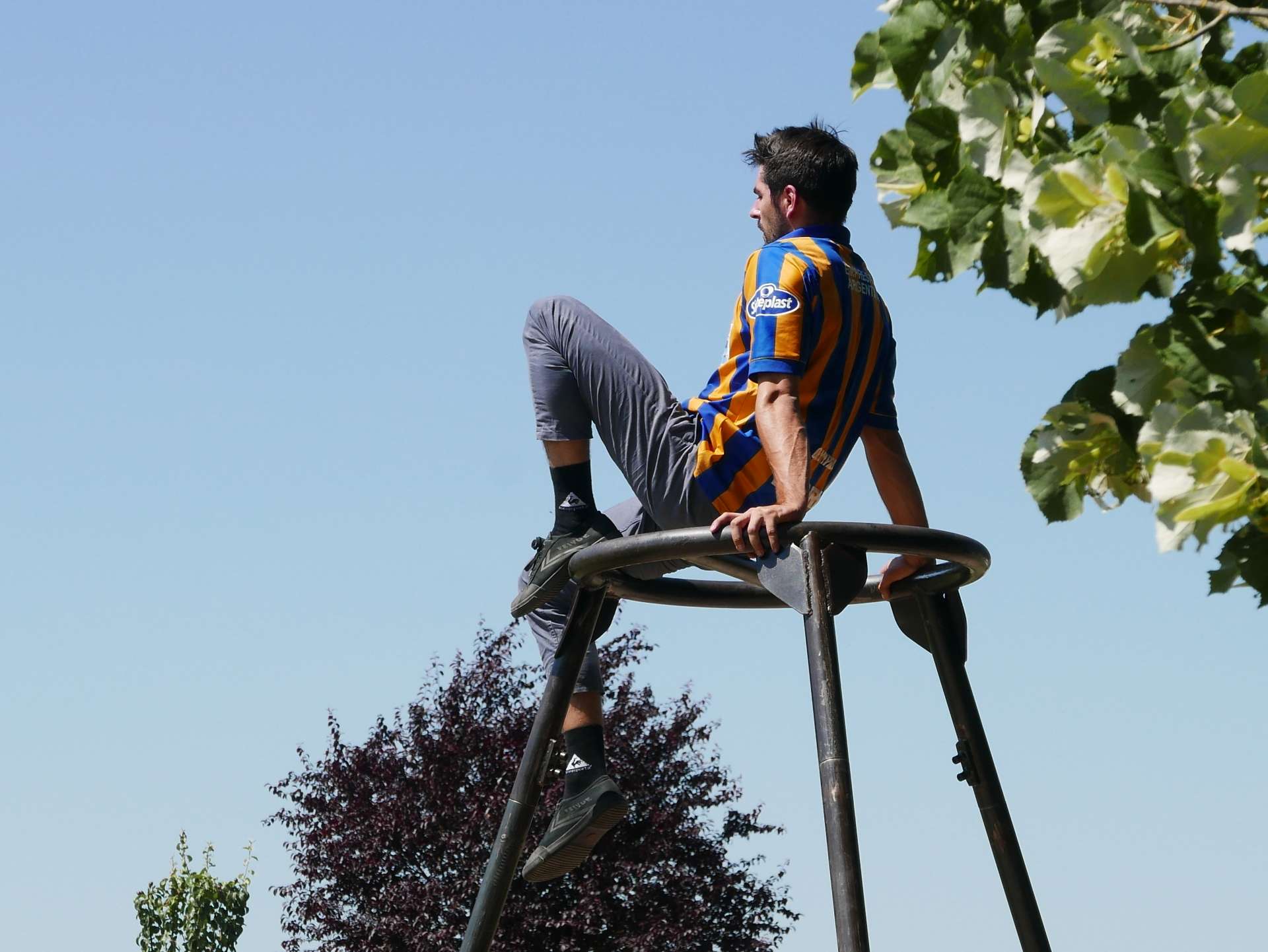 Un homme regarde le ciel assis en haut d'un portique