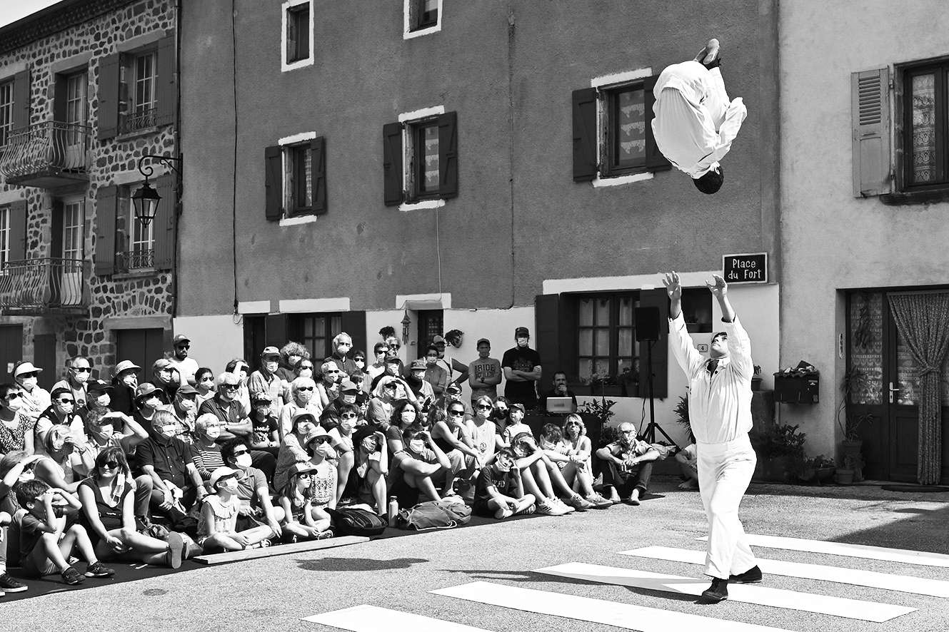 Deux artistes réalisent un porté acrobatique dans la rue