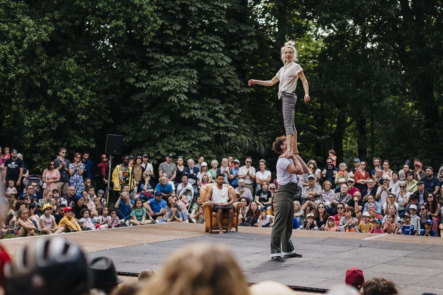 Deux acrobates face à un public