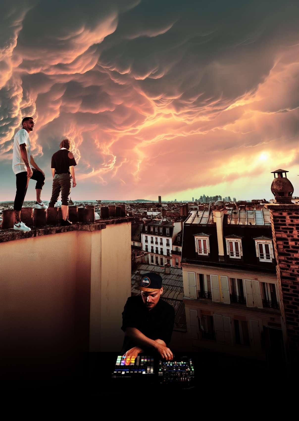 Deux hommes se tiennent sur le toit d'un immeuble