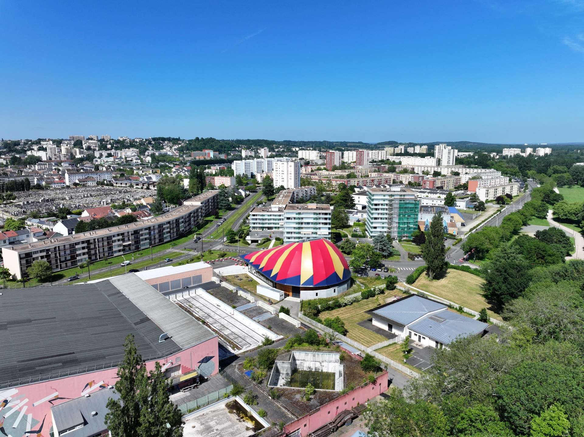 Vue aérienne du Chapiteau et de La Cité du Cirque au Mans