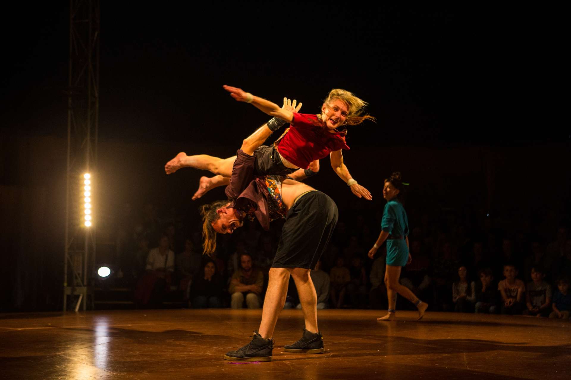 Deux artistes réalisent un porté acrobatique