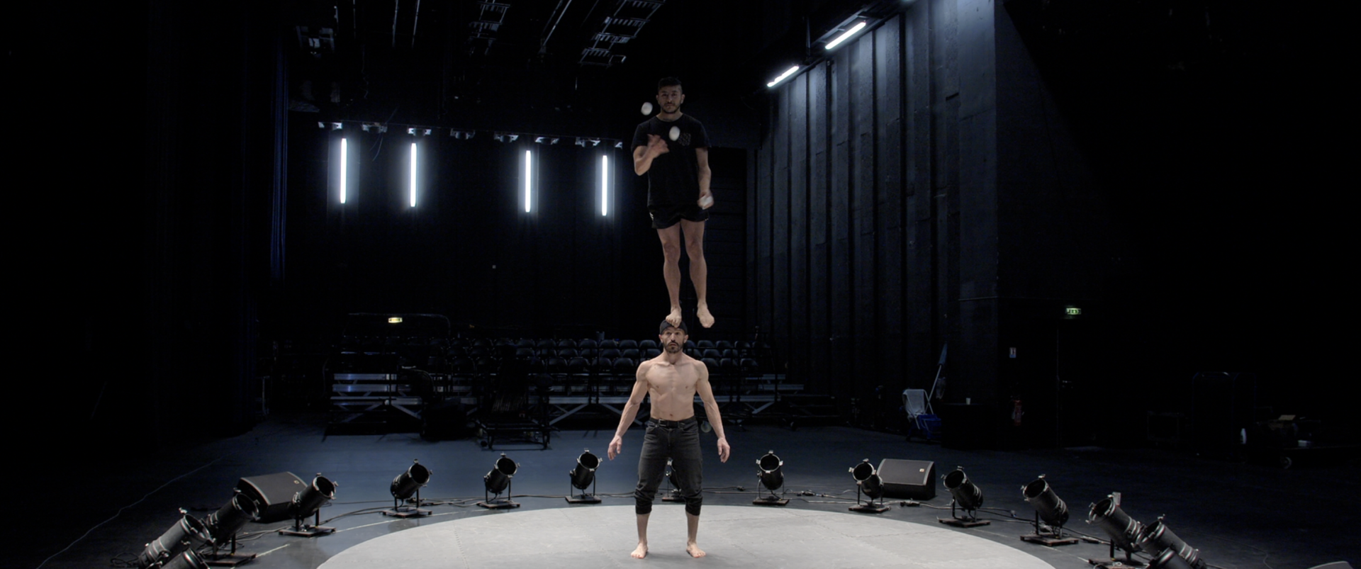 Un duo réalise un porté acrobatique