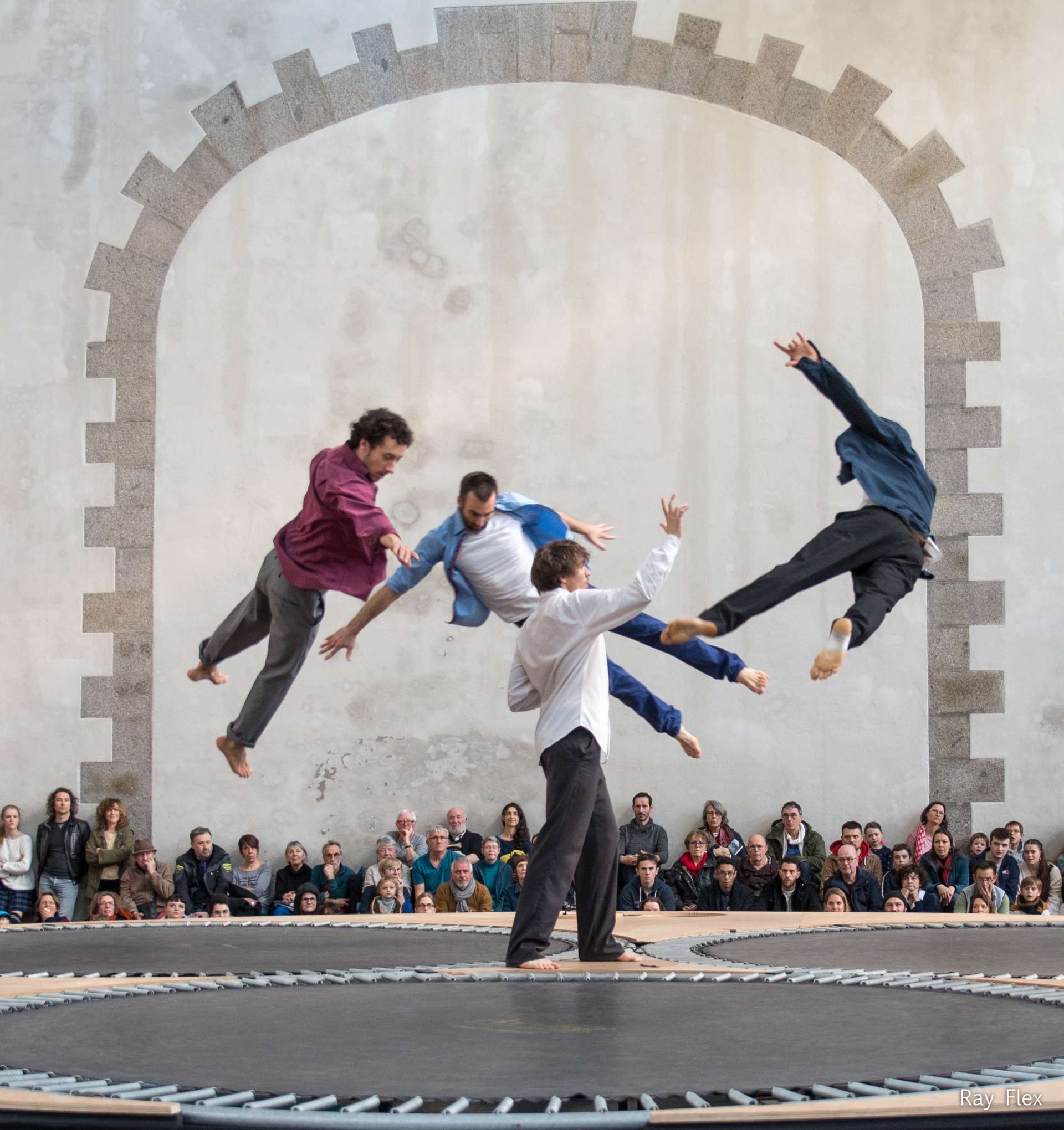 Des acrobates rebondissent sur un trampoline