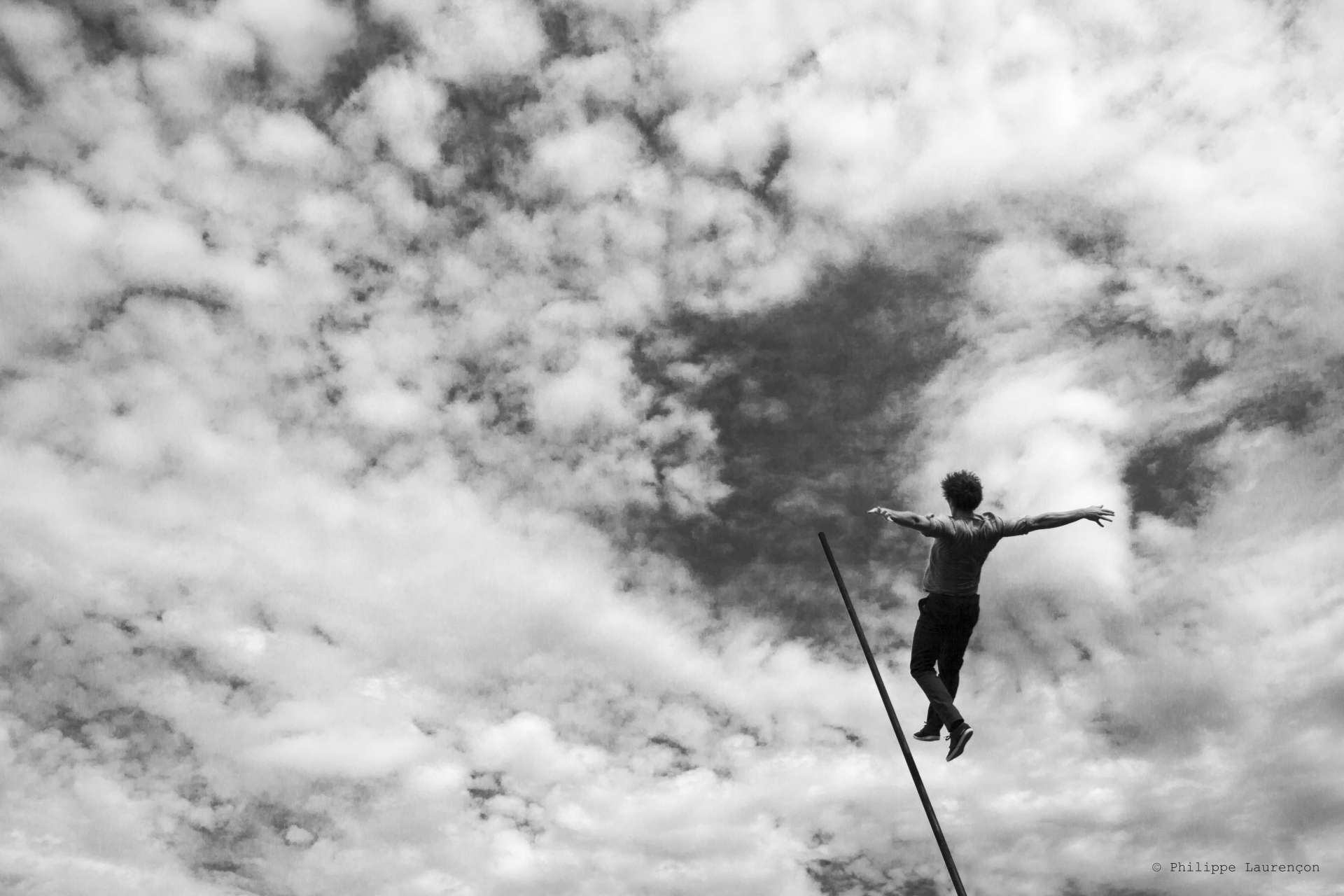 Un acrobate voltige dans le ciel