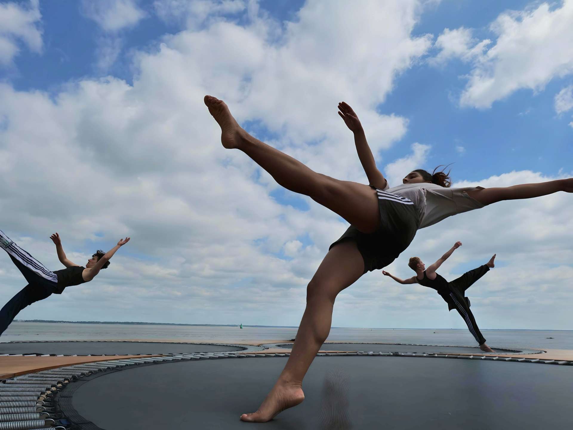 Des acrobates rebondissent sur un trampoline