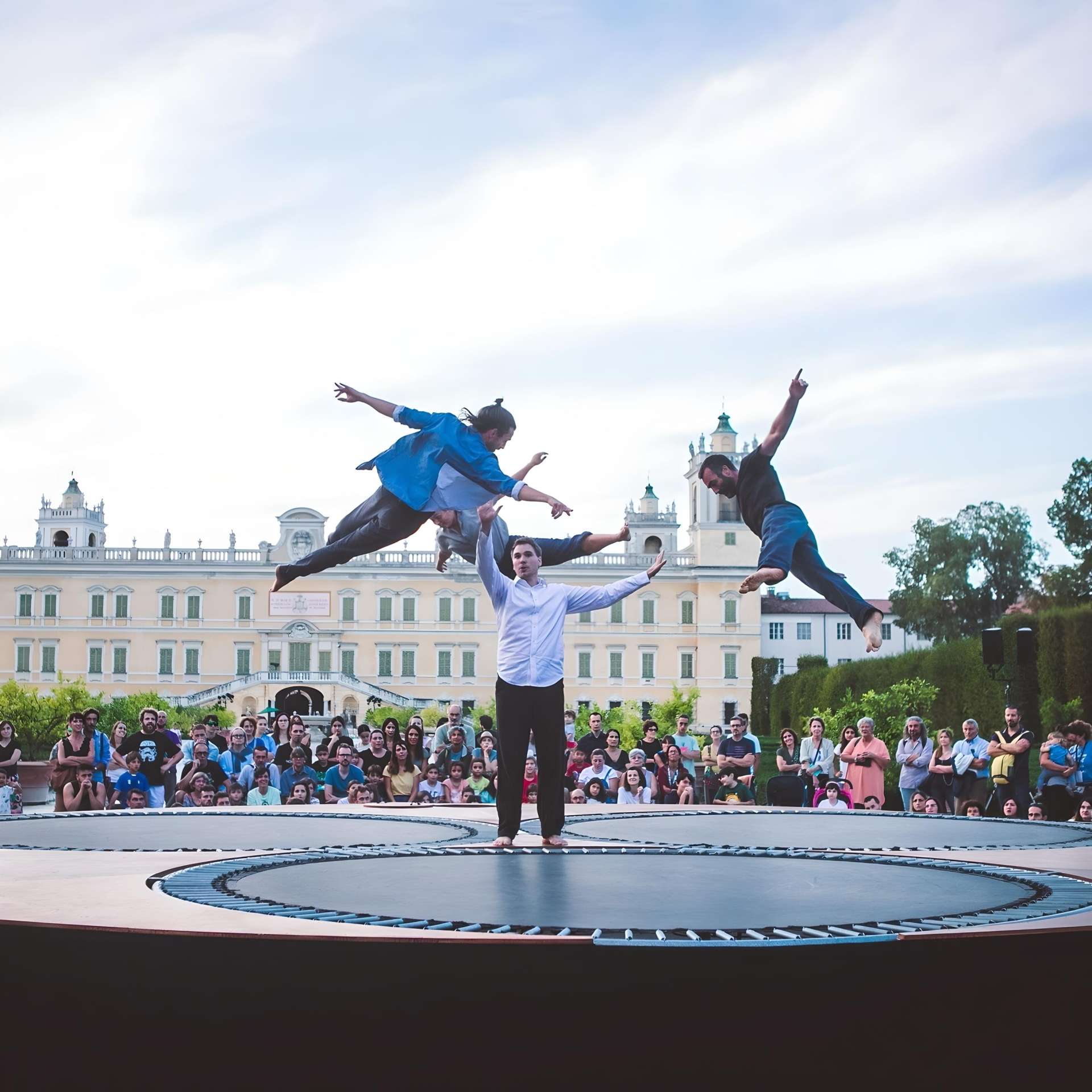 Des acrobates voltigent sur un trampoline