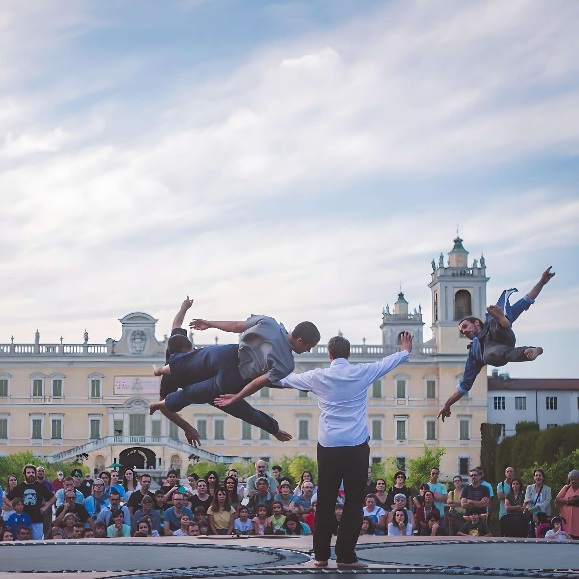 Des acrobates voltigent sur un trampoline