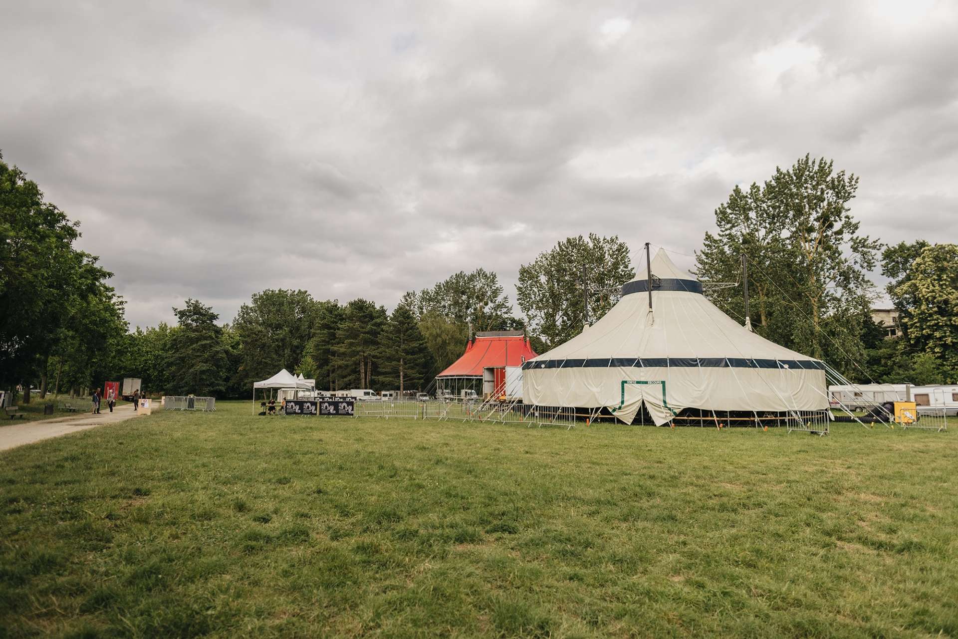 Chapiteau de cirque blanc au milieu d'une clairière