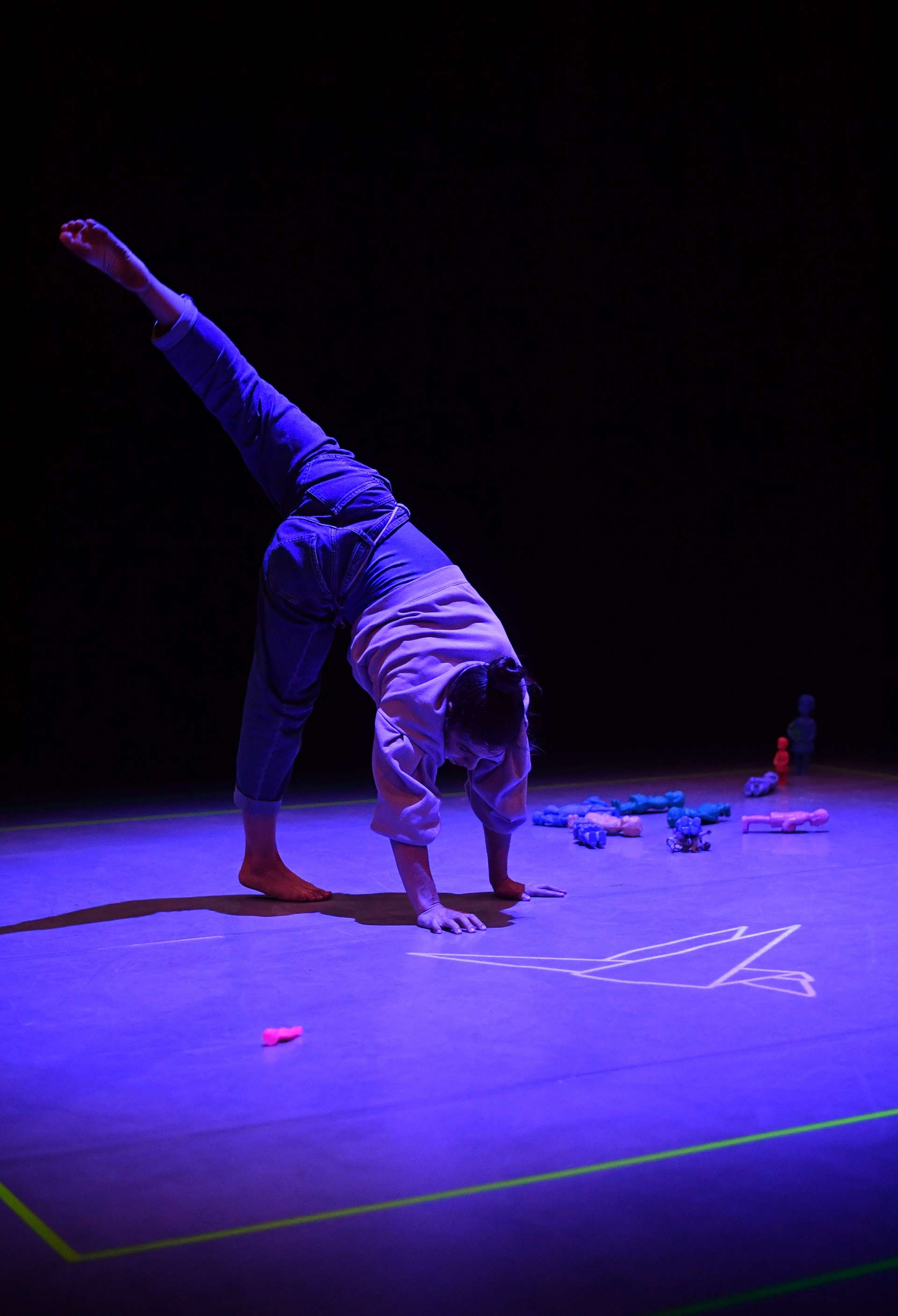 artiste sur les mains et une jambe, tend l'autre jambe en l'air