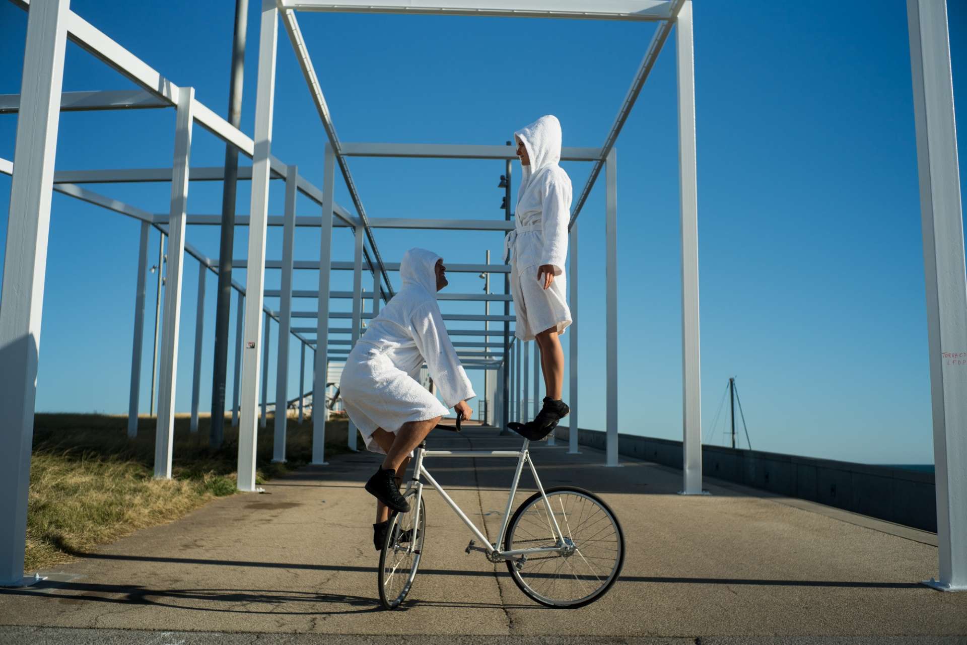 Deux acrobates posent sur un vélo