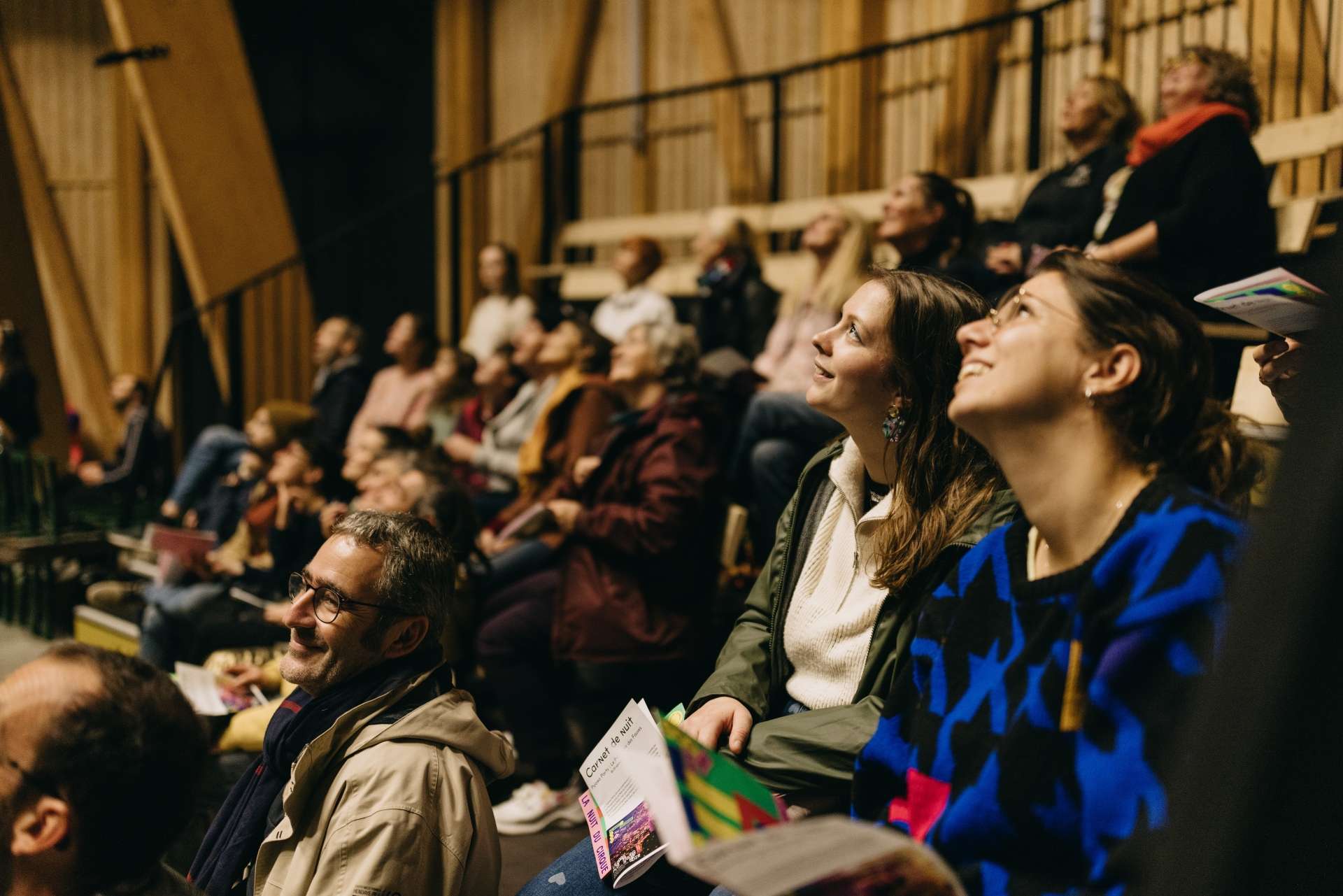 Des personnes regardent un spectacle