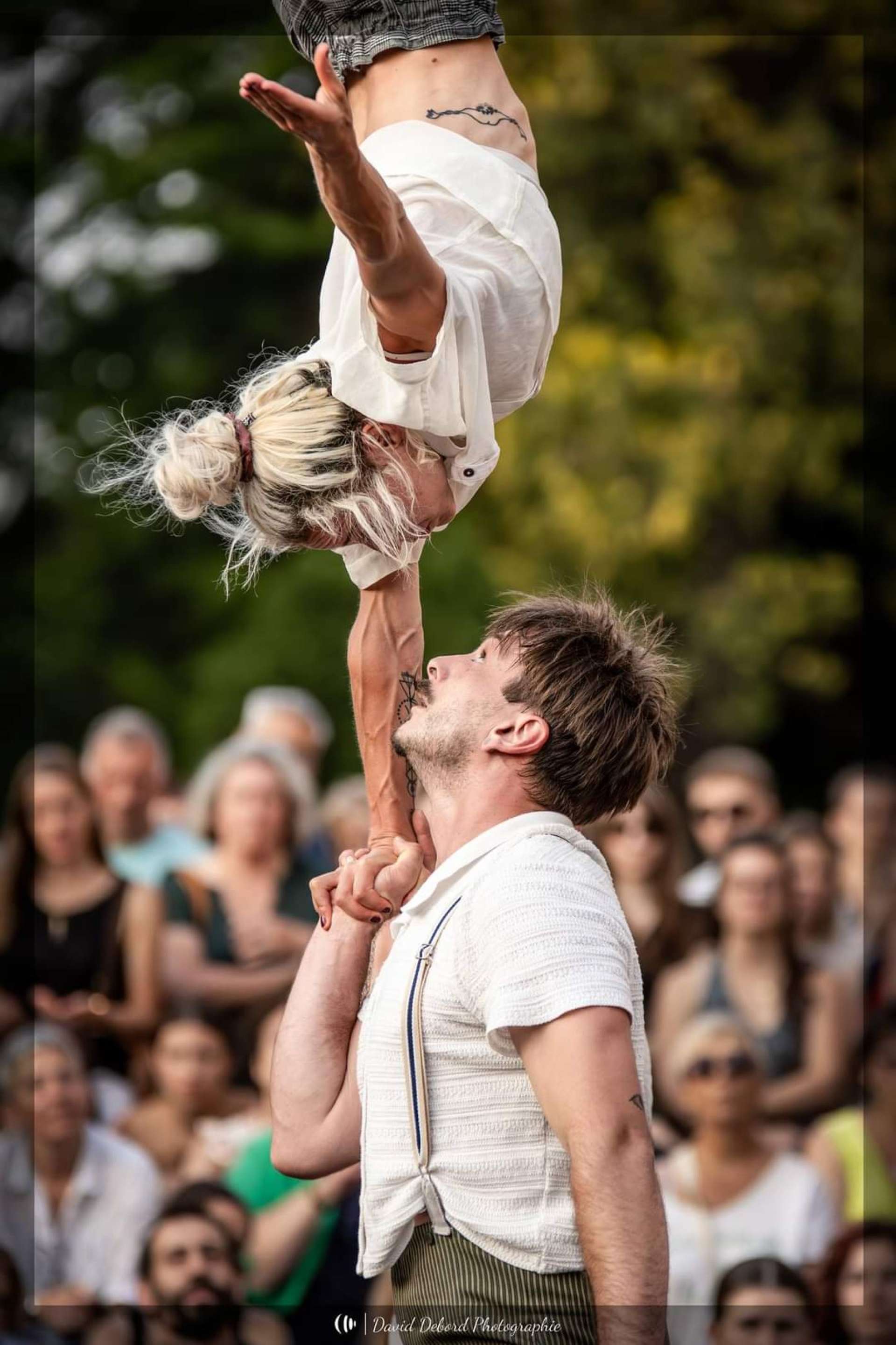 Deux acrobates réalisent un porté main à main