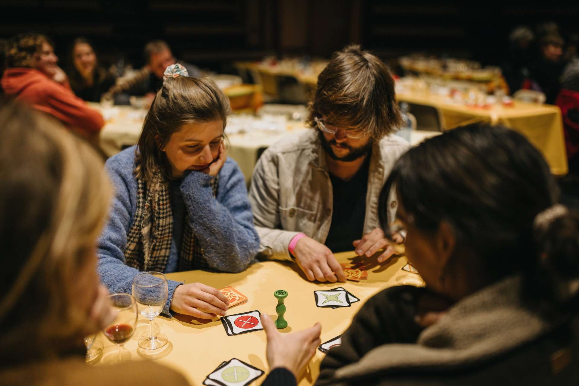 Personnes jouant à un jeu de société autour d'une table