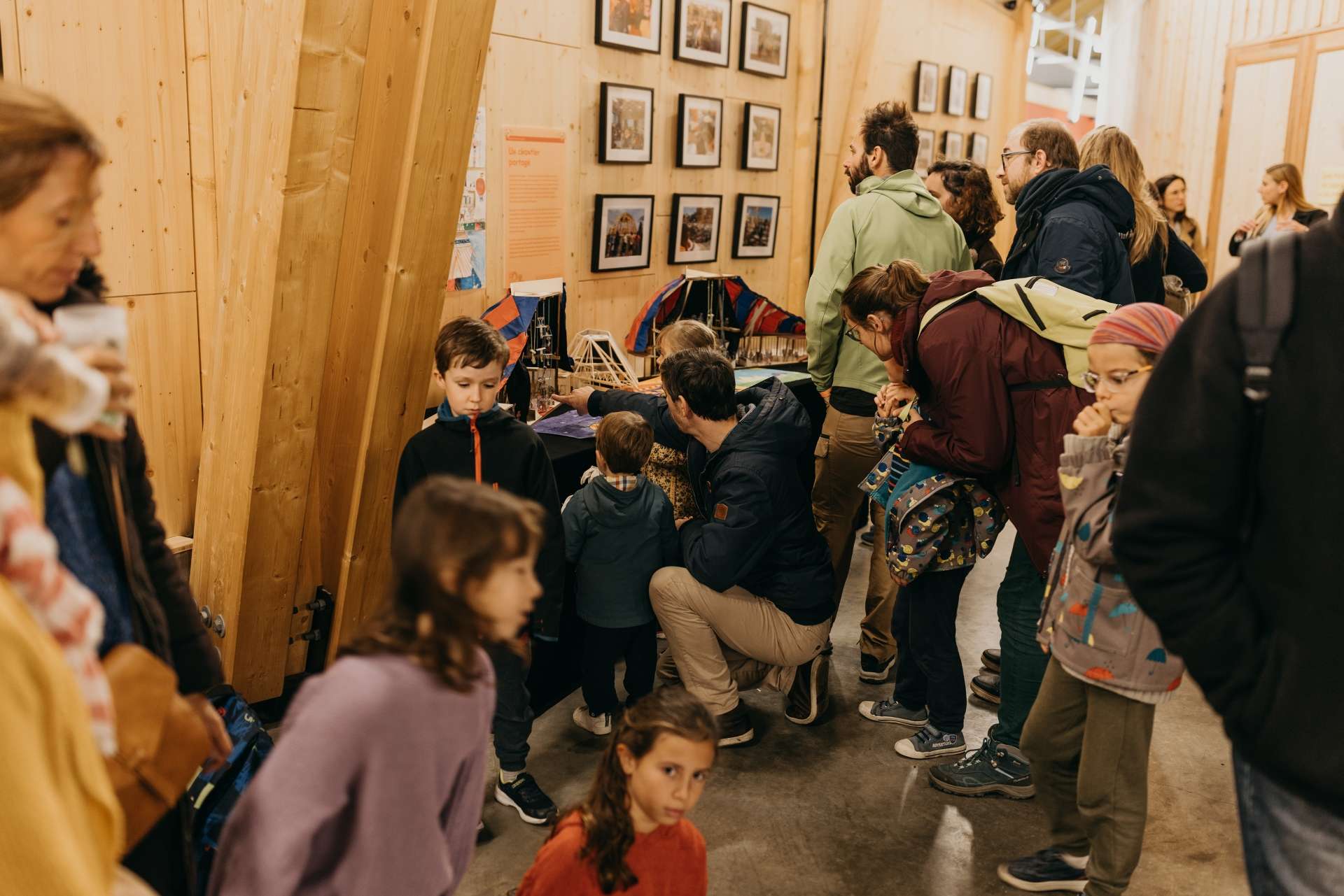 des enfants découvrent une exposition avec leurs parents