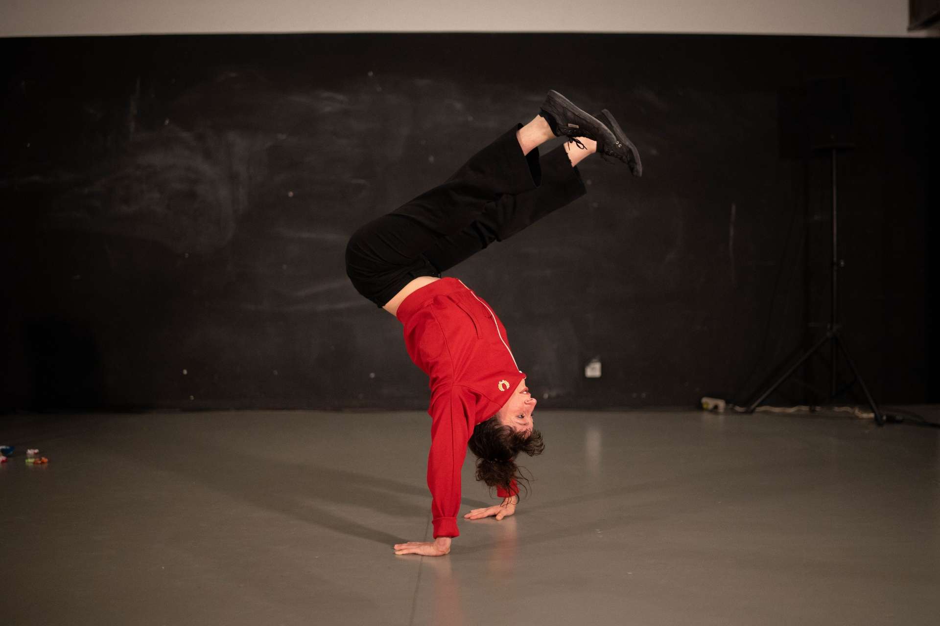 Une femme acrobate réalisé un équilibre sur les mains