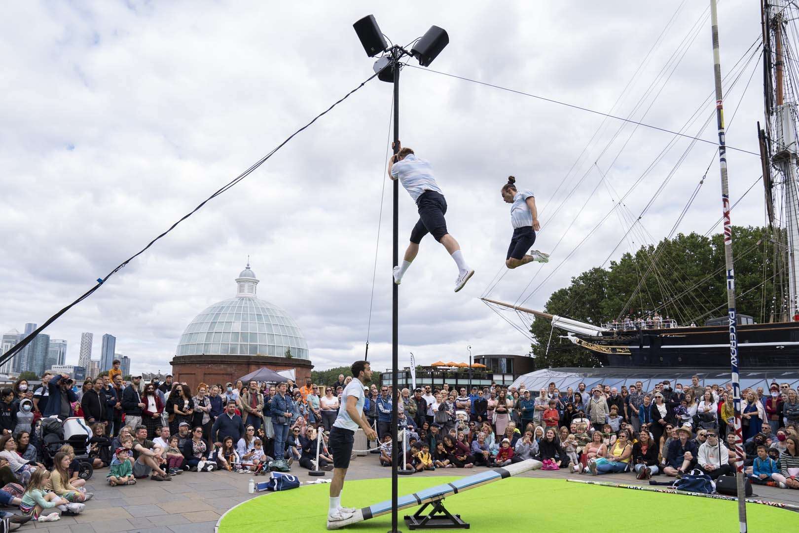 acrobates sur différents agrès en extérieur
