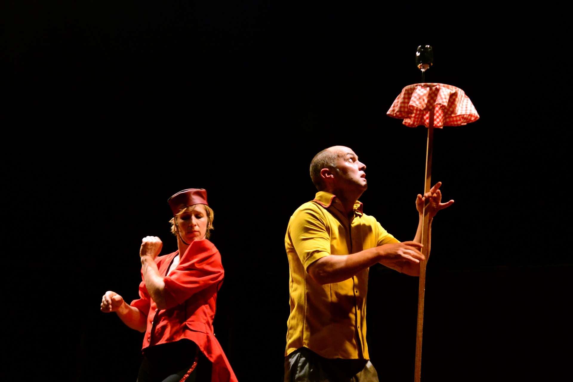 deux artistes jouant avec un parapluie