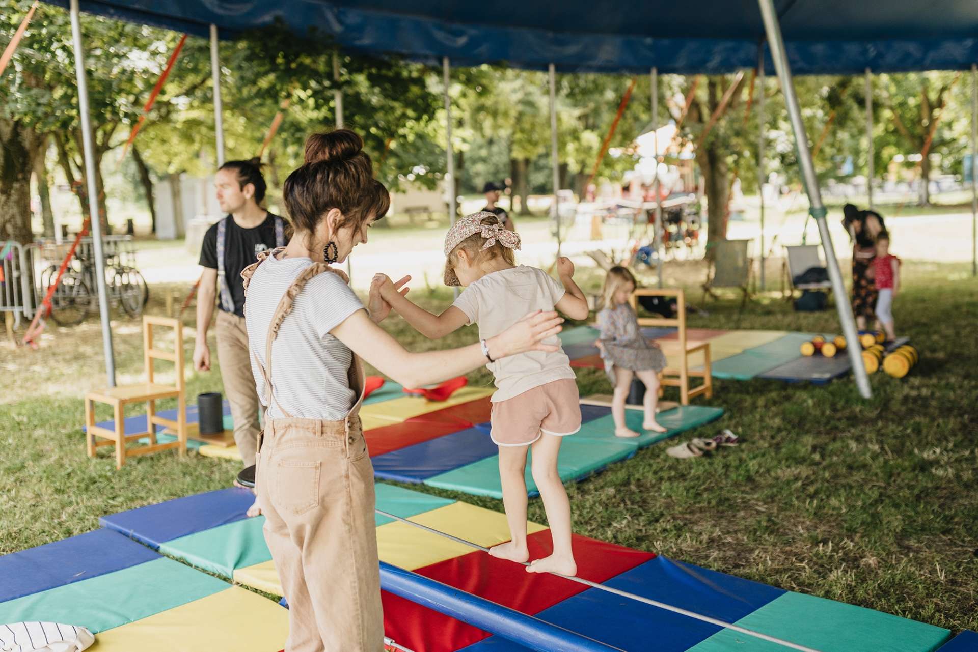 enfant effectuant un atelier avec sa maman